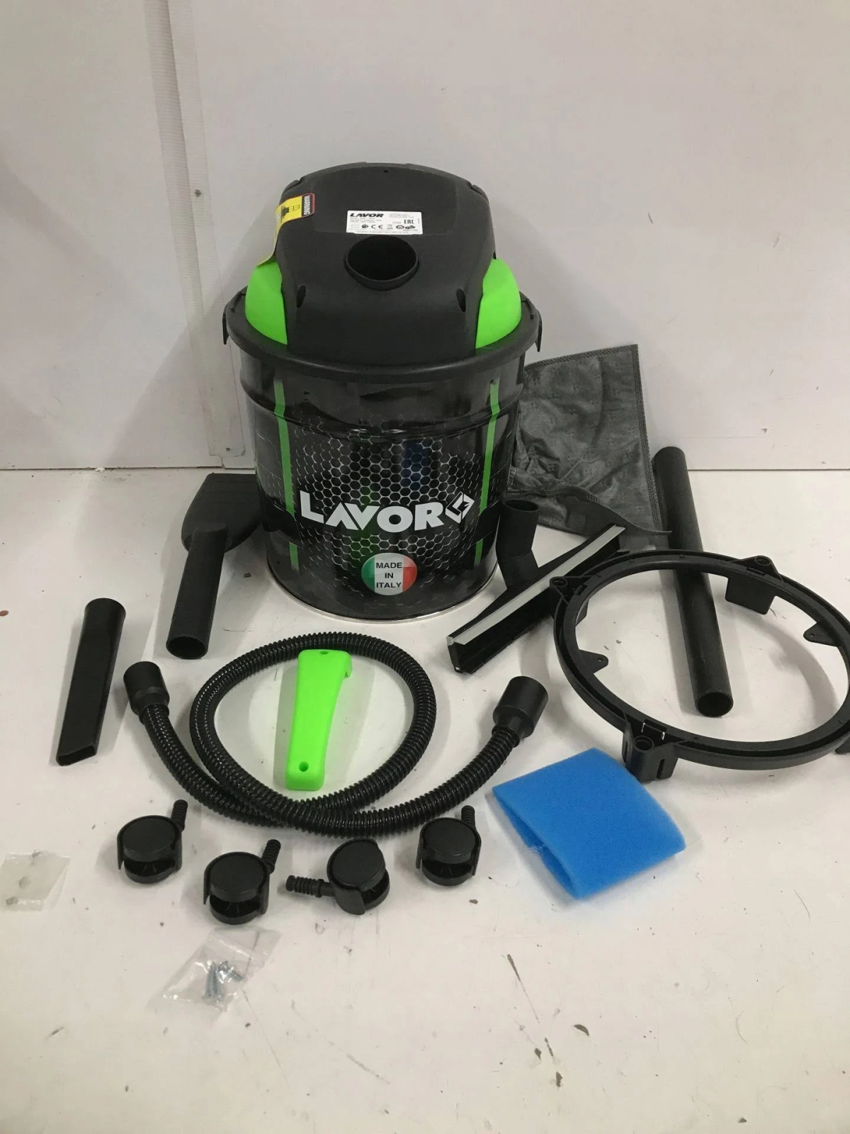 Zmontowany czarno-zielony odkurzacz Lavor z akcesoriami na białej powierzchni.