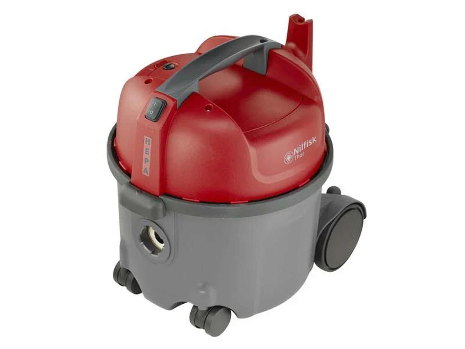 Czerwono-szary odkurzacz Nilfisk z uchwytem i kołami, etykieta HEPA.
