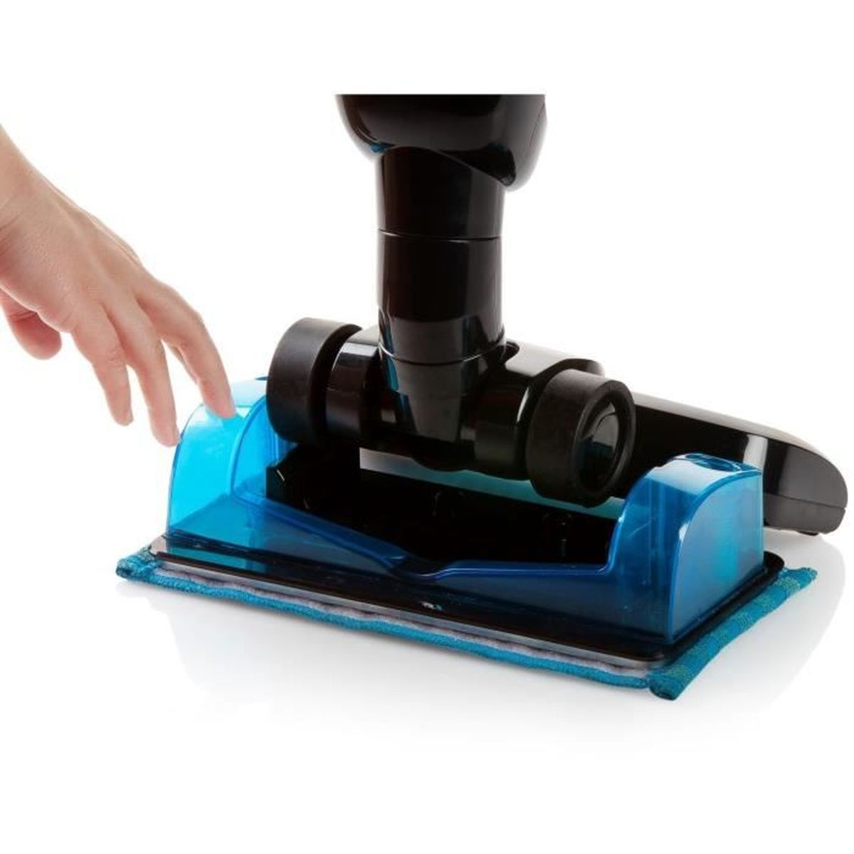 Die Hand einer Person interagiert mit einem blau-schwarzen Reinigungsgerät auf weißer Oberfläche.