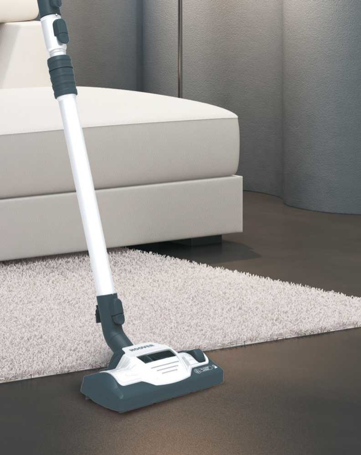 Głowica odkurzacza czyszcząca biały dywan w pokoju.