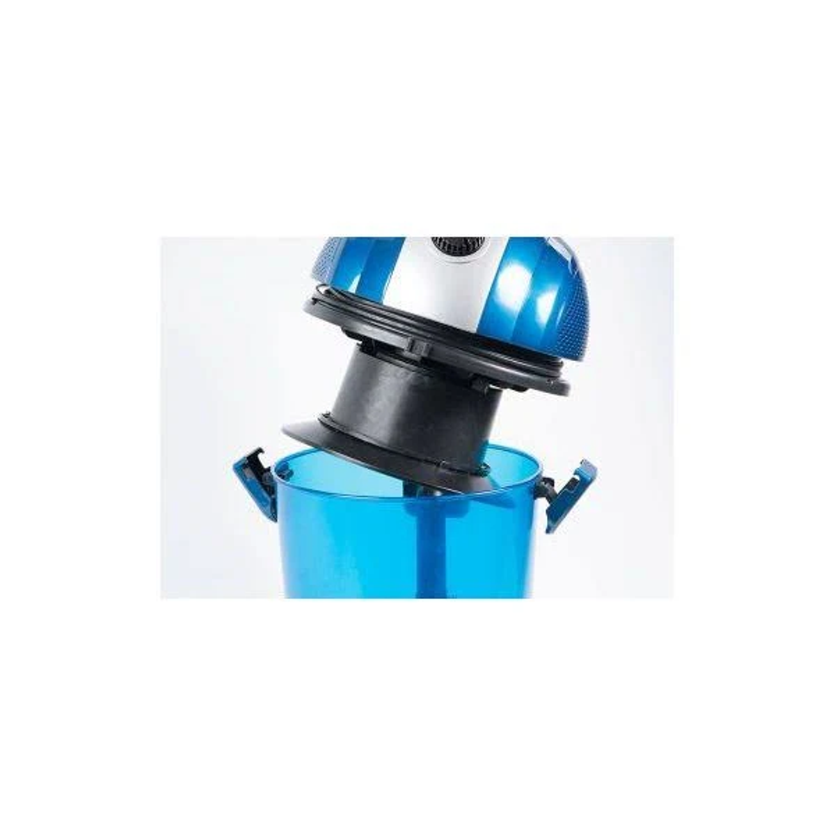 Górny element niebieskiego odkurzacza jest umieszczony nad niebieskim pojemnikiem.
