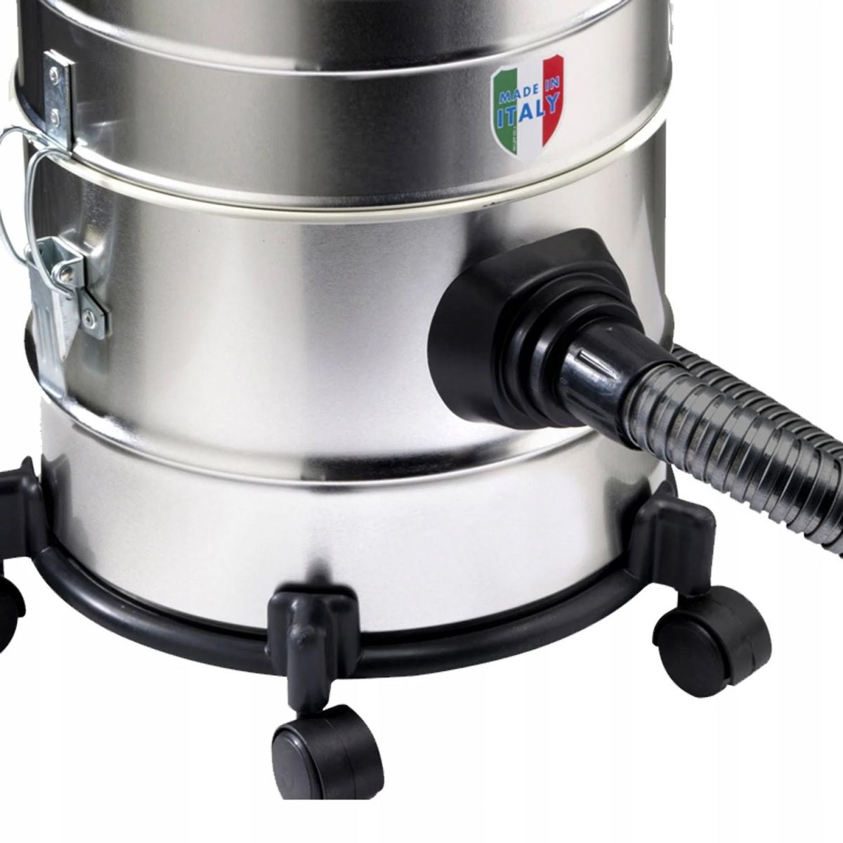 Primo piano di un aspirapolvere metallico, bandiera italiana. Tubo e ruote neri visibili.