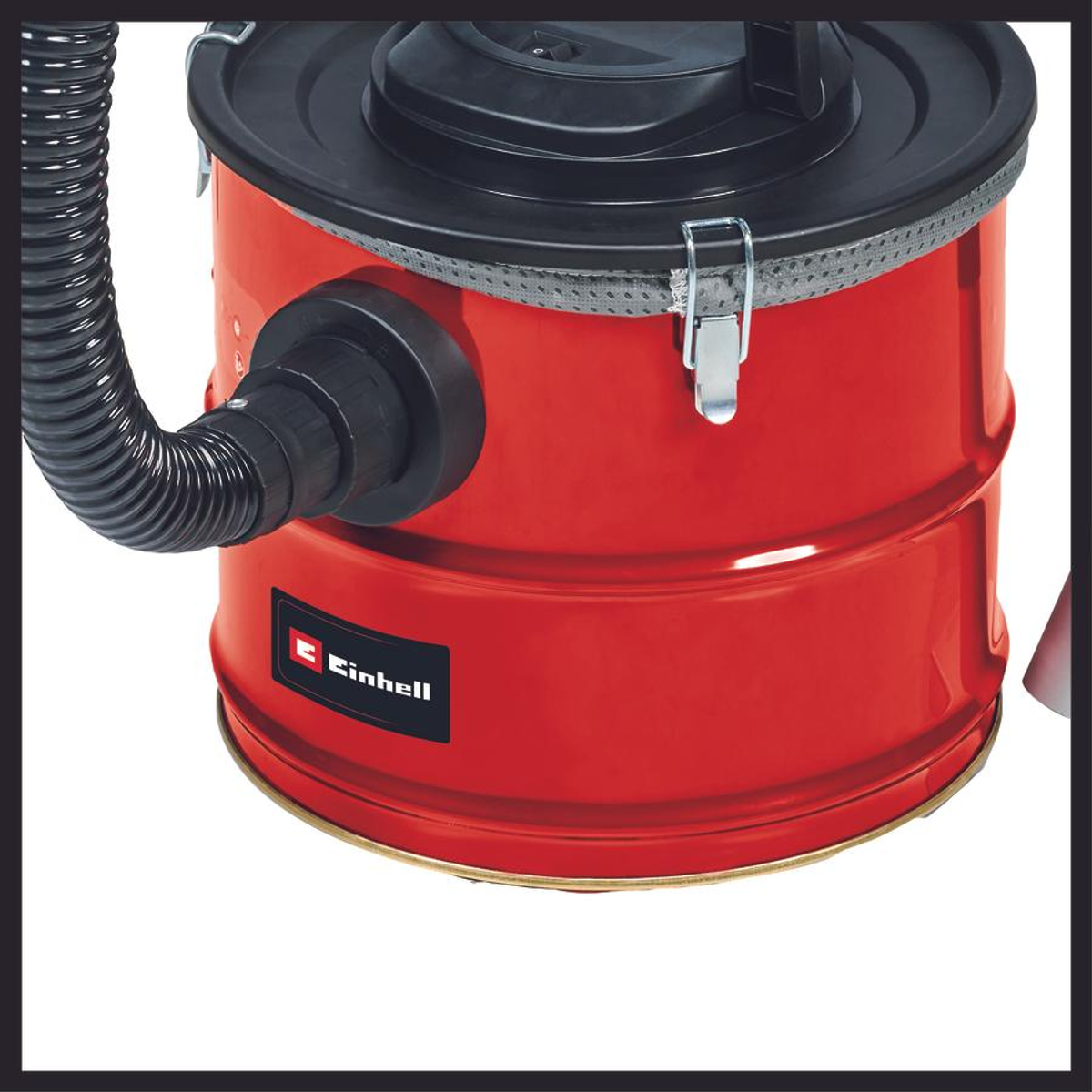 Un aspirapolvere Einhell rosso. Ha un coperchio nero e un tubo nero collegato.