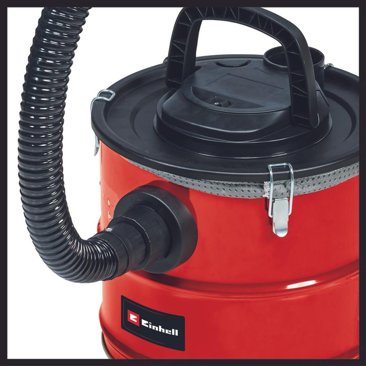 Un aspirapolvere Einhell rosso. Ha un manico e un tubo neri, con un fermaglio argentato.