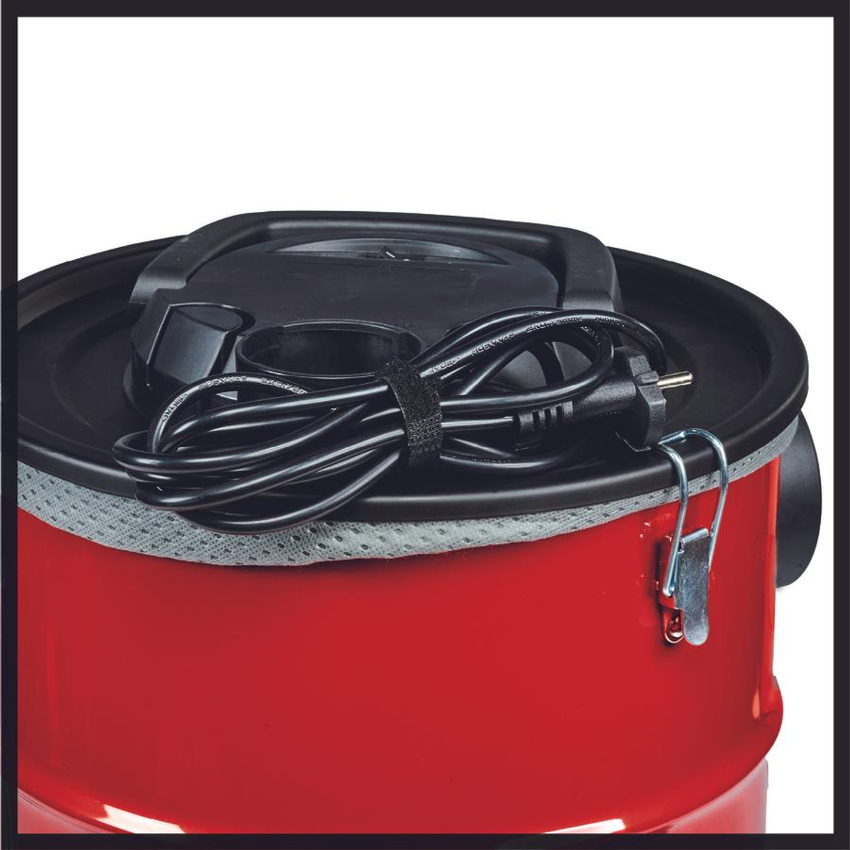 Aspirapolvere rosso con cavo nero.