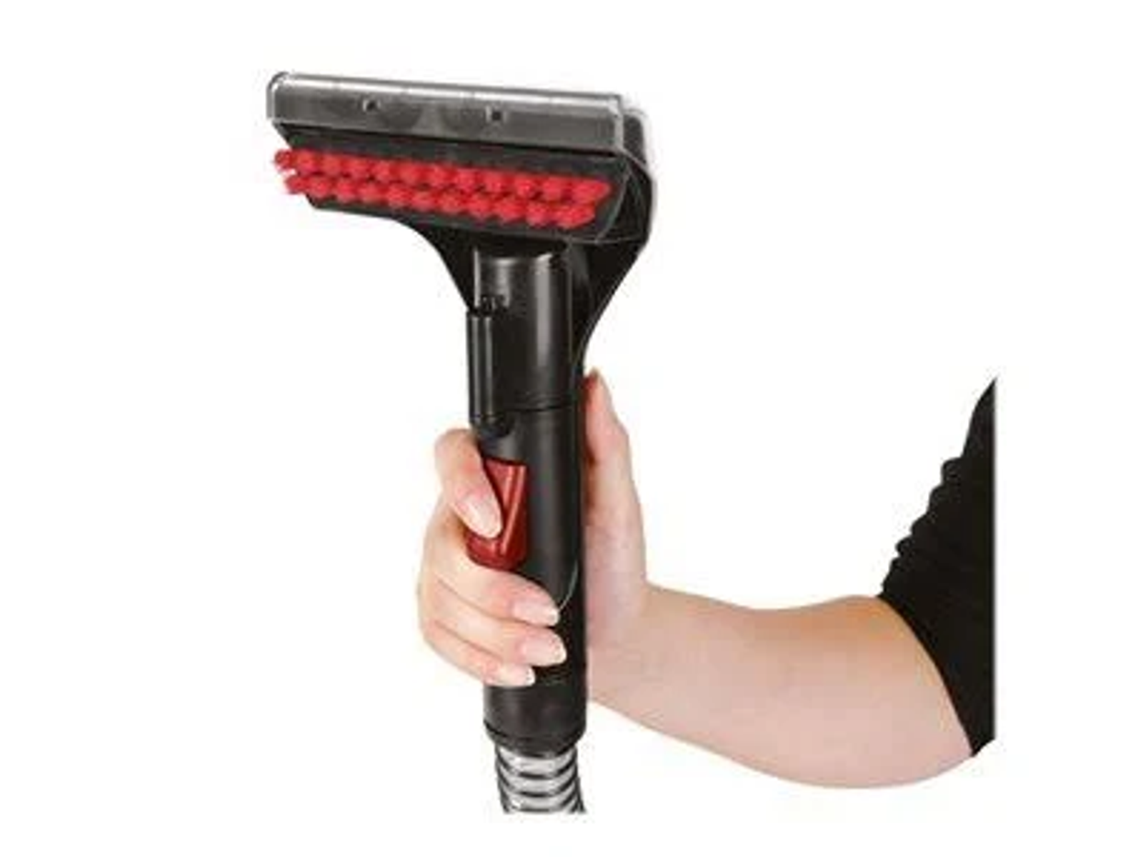 Una mano che tiene un accessorio per aspirapolvere nero con setole rosse.