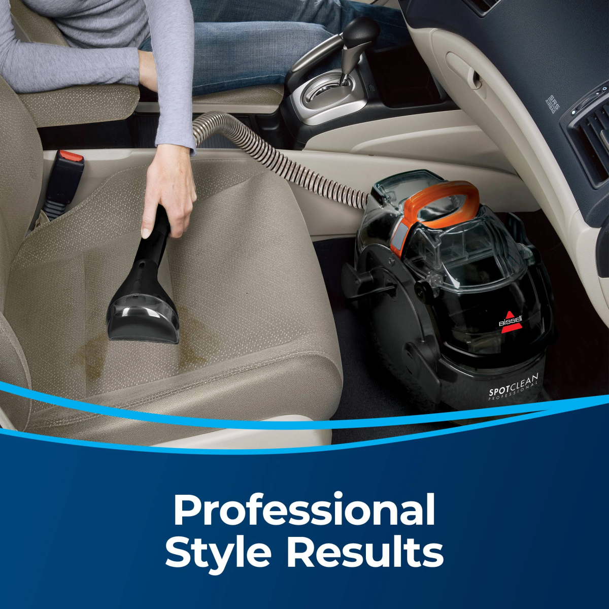 Una persona che pulisce un sedile auto con un aspirapolvere portatile. Testo: Risultati in stile professionale.