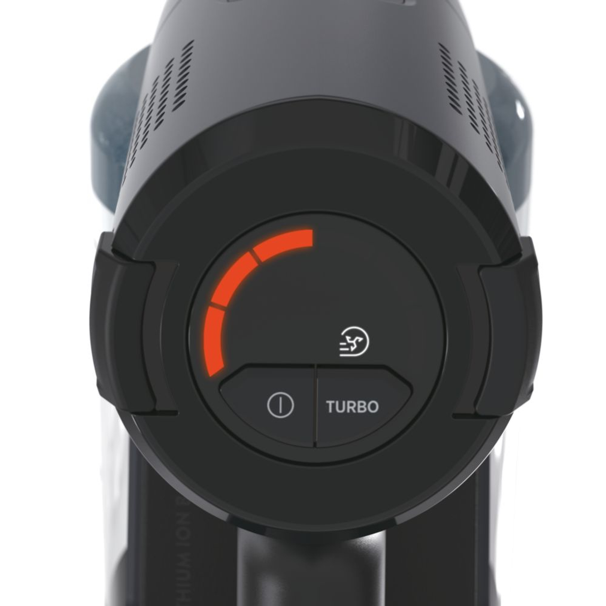 Primo piano del pannello di controllo dell'aspirapolvere con pulsante di accensione e turbo.