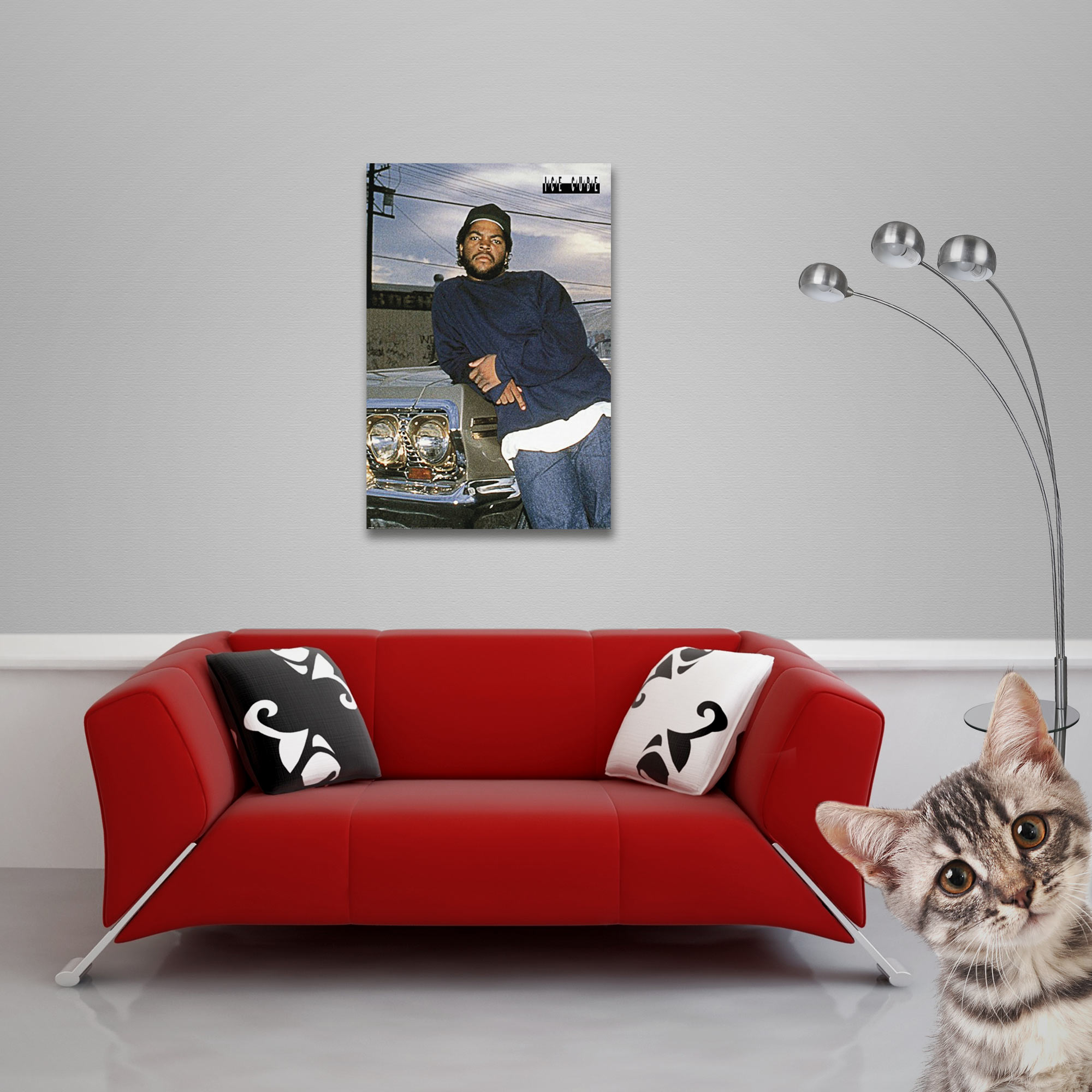 Poster von Ice Cube, der sich an ein Auto lehnt, mit rotem Sofa und Katze. Graue Wand.