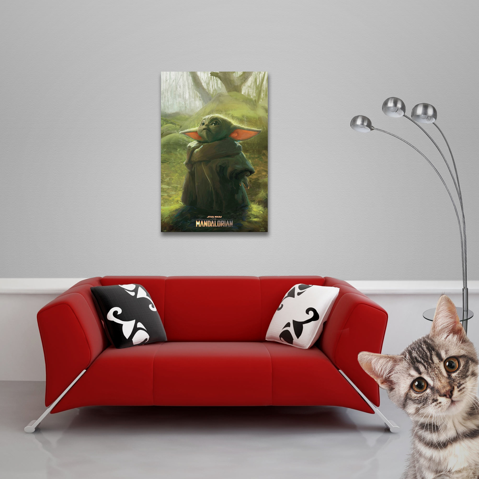 The Mandalorian Poster an der Wand. Rotes Sofa mit Kissen und eine Katze im Vordergrund.