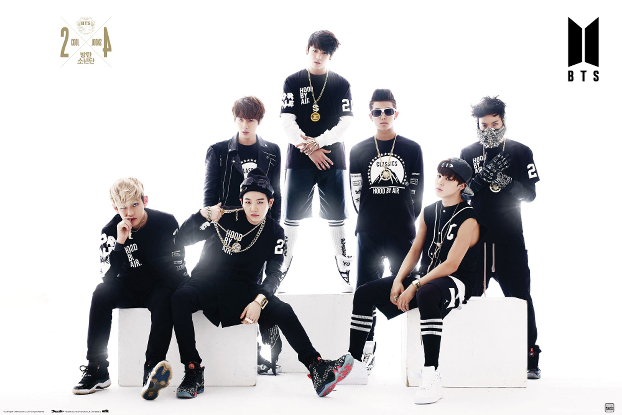 BTS-Gruppenfoto in schwarzen Outfits, weißer Hintergrund, zeigt die Bandmitglieder.