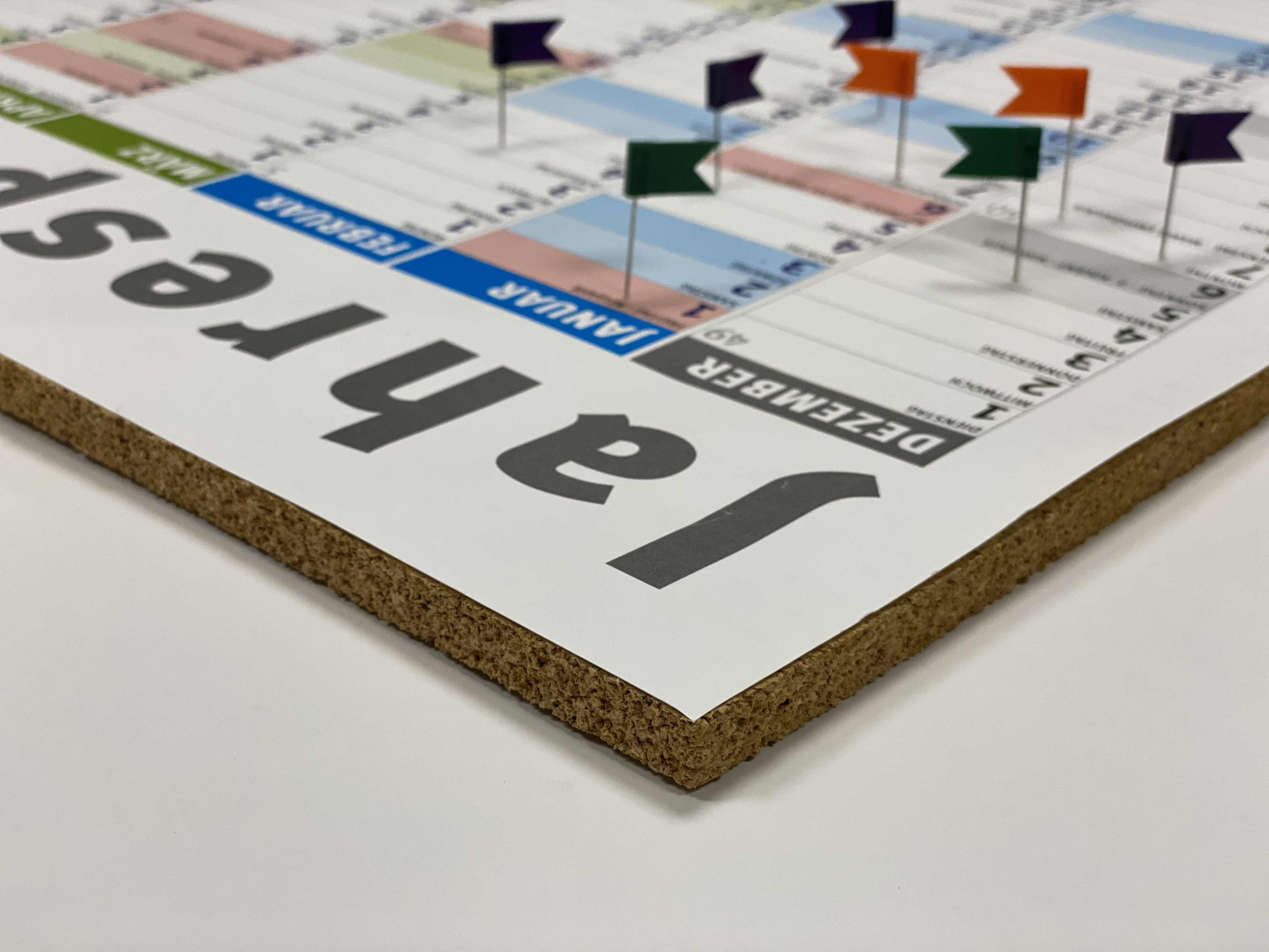 Kalender mit farbigen Fähnchen angepinnt.