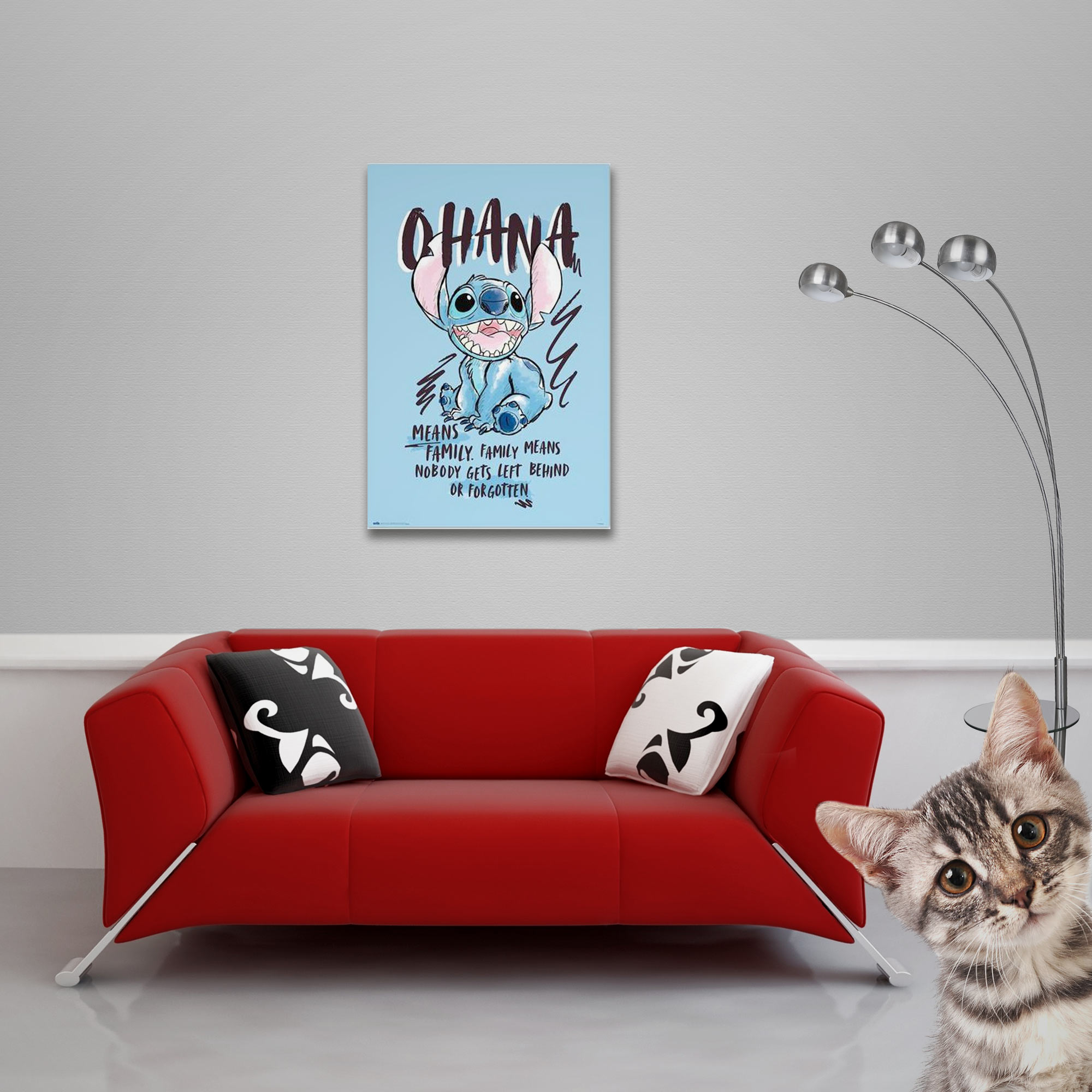 Ein blaues Poster von Stitch auf einem roten Sofa mit einer Katze, die in die Kamera schaut.