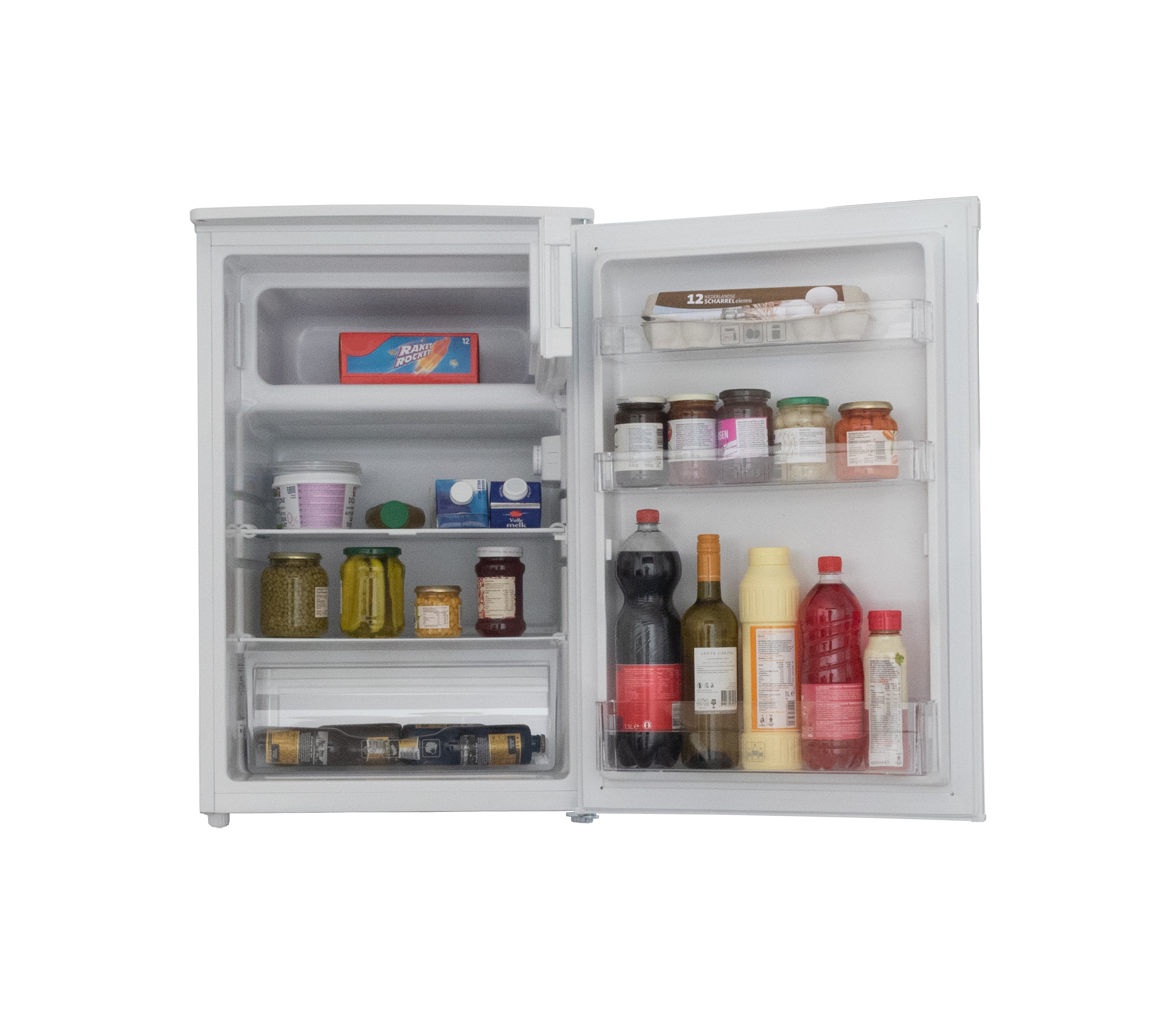 Réfrigérateur blanc ouvert rempli d'aliments, dont bocaux, bouteilles et œufs.