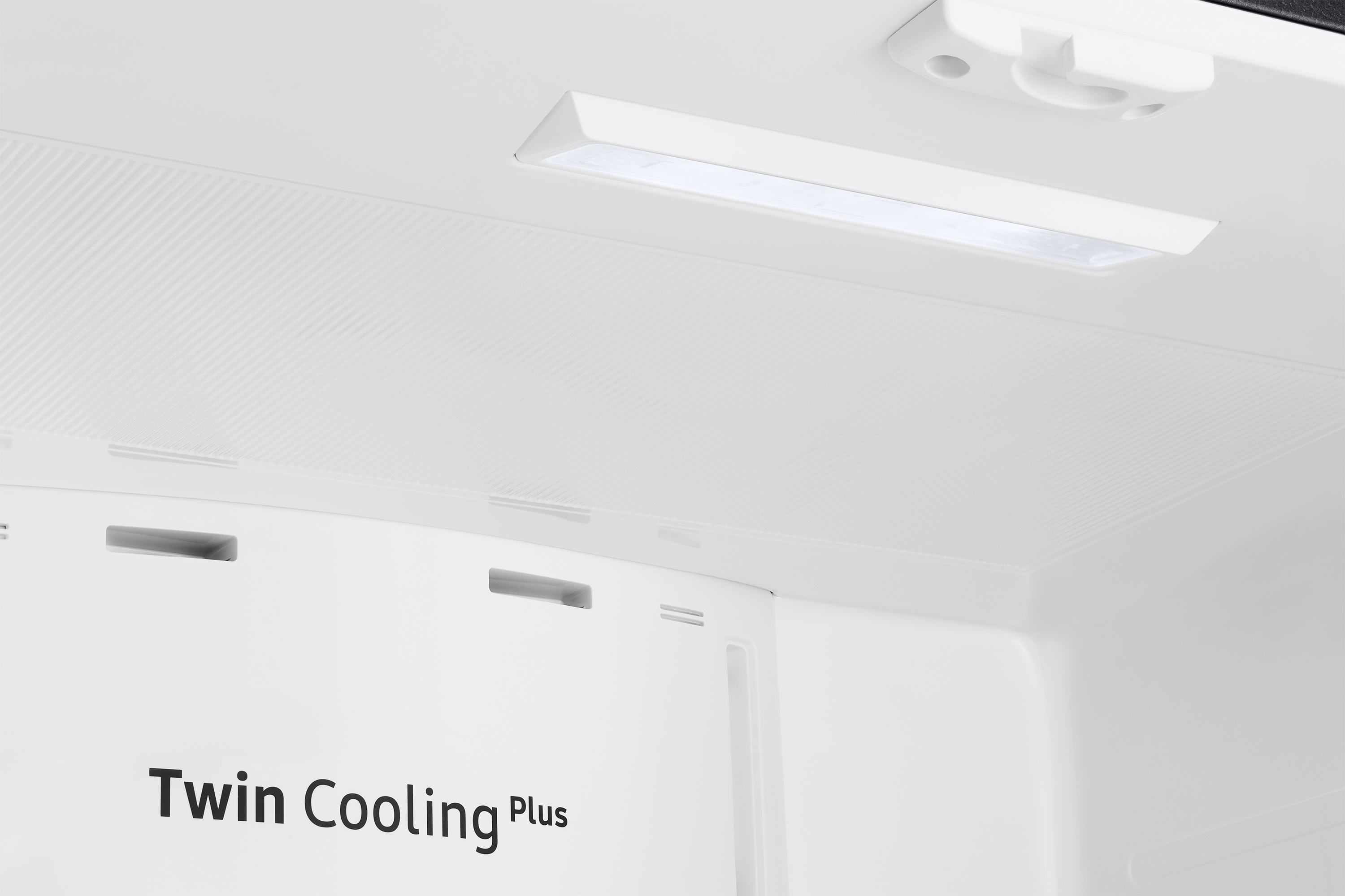 All'interno di un frigorifero bianco. Una luce brilla. Il testo dice: Twin Cooling Plus.