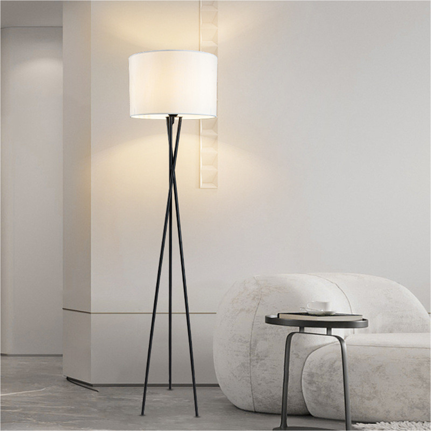 Eine schwarze Stehlampe mit einem weißen Lampenschirm und einem Beistelltisch.