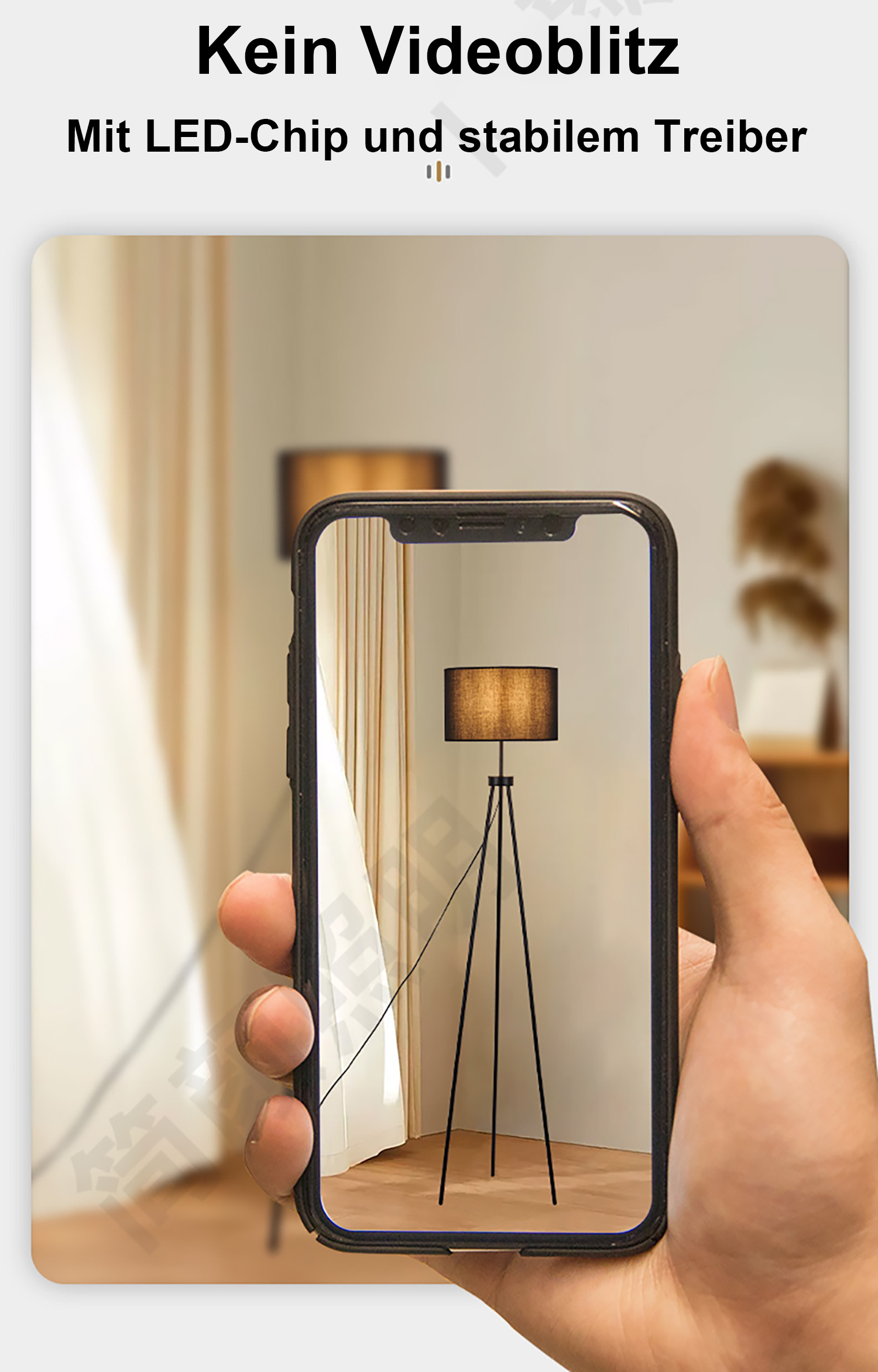 Eine Hand, die ein Telefon hält, zeigt eine Lampe in einem Raum.