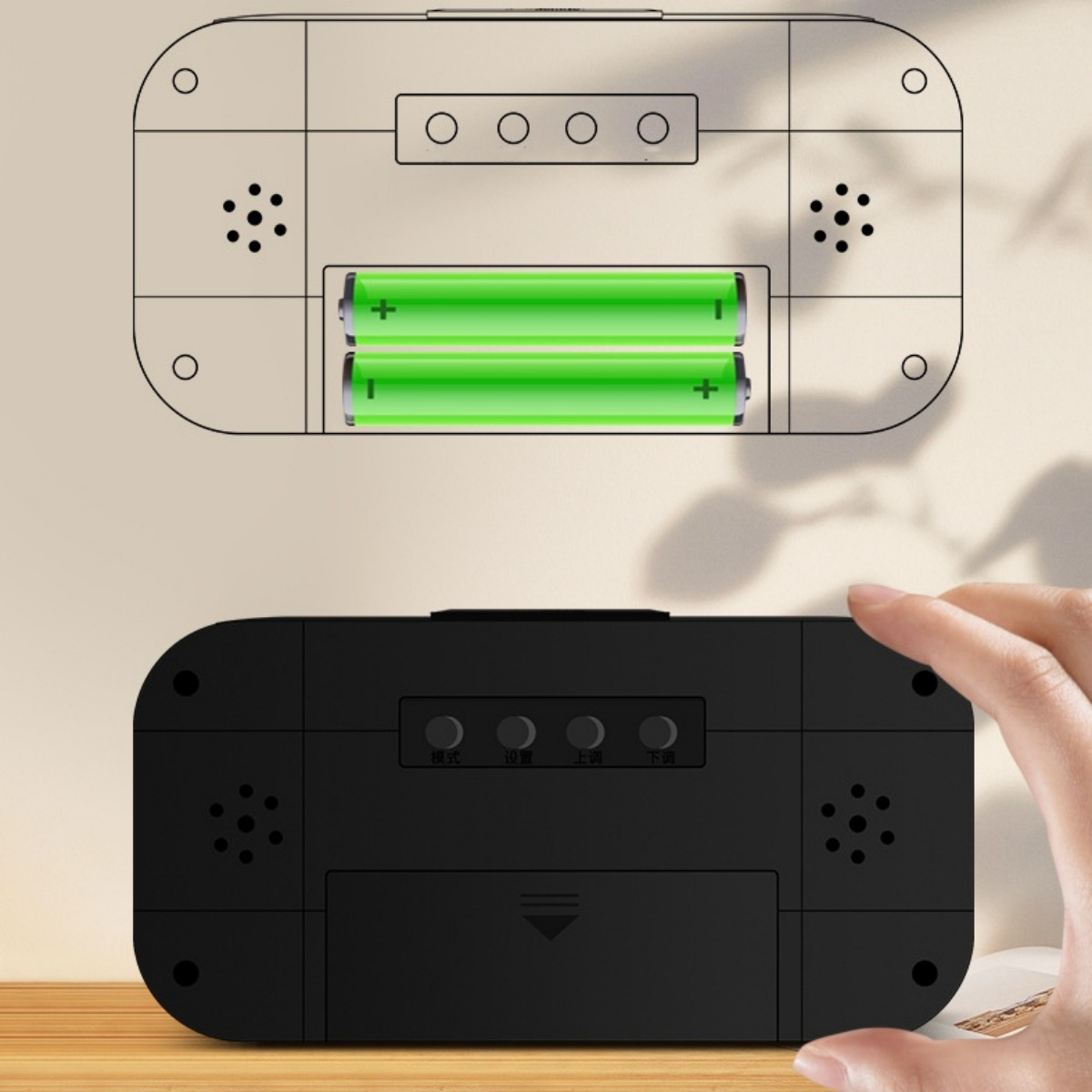 Eine Draufsicht auf eine schwarze Digitaluhr mit grünem Batteriesymbol und einer Hand, die sie berührt.