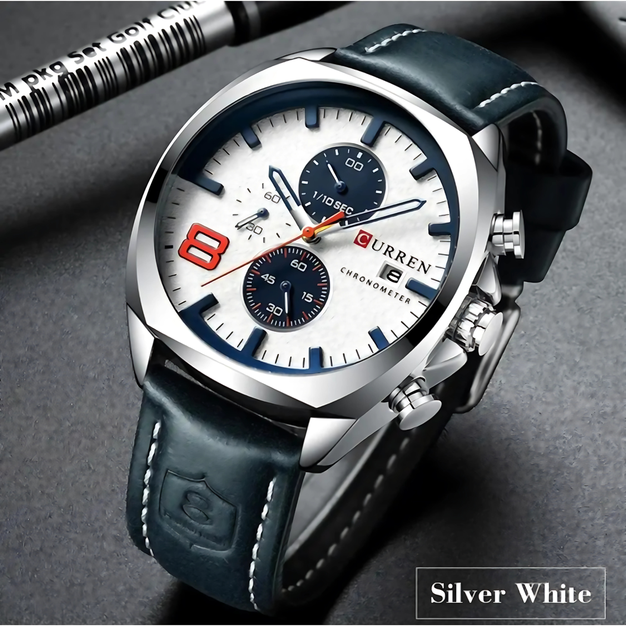 Silber-weiße Uhr mit schwarzem Lederarmband. Die Uhr hat drei Hilfszifferblätter und den Markennamen.
