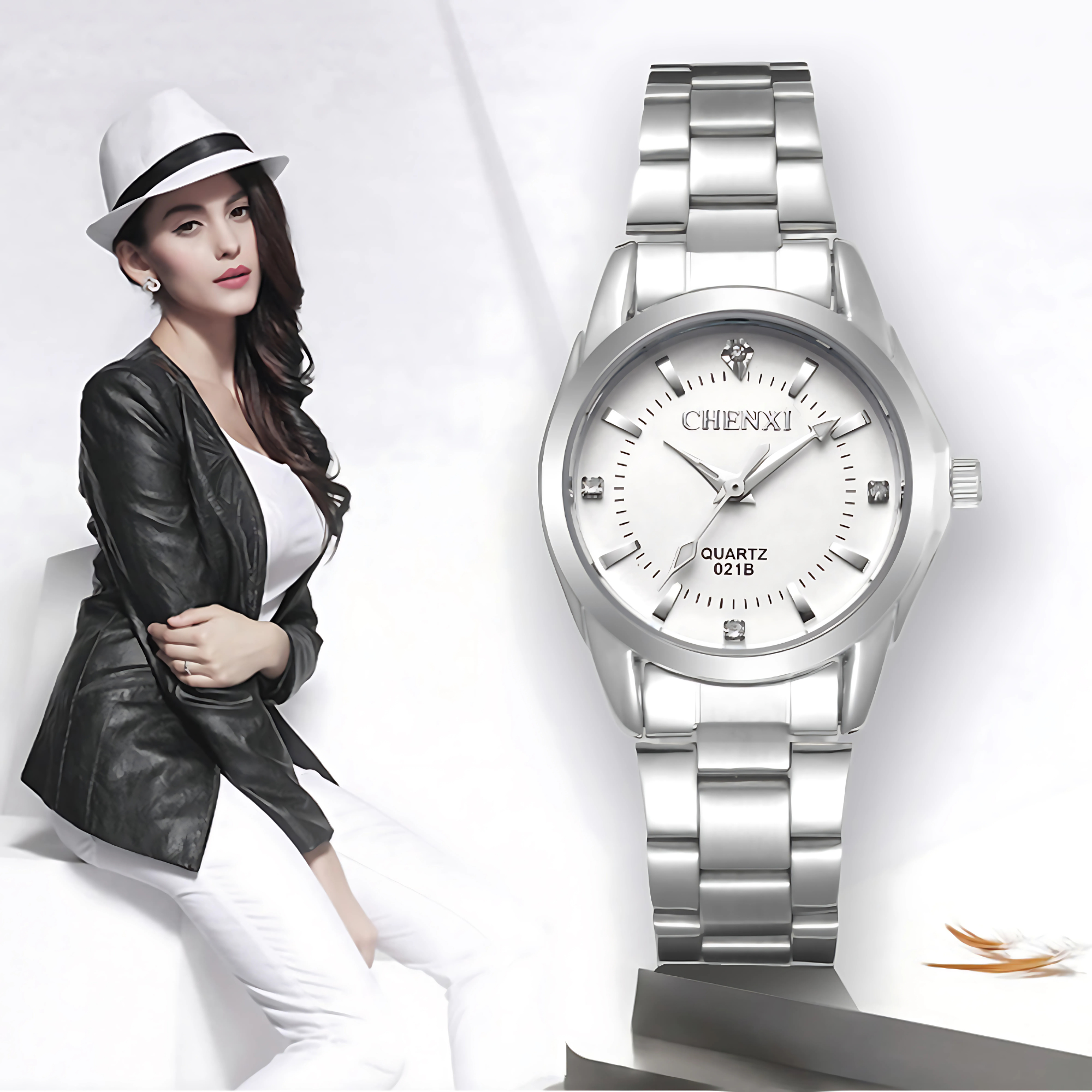Frau mit weißem Hut und Jacke, trägt eine silberne Uhr mit weißem Zifferblatt und silbernem Armband.