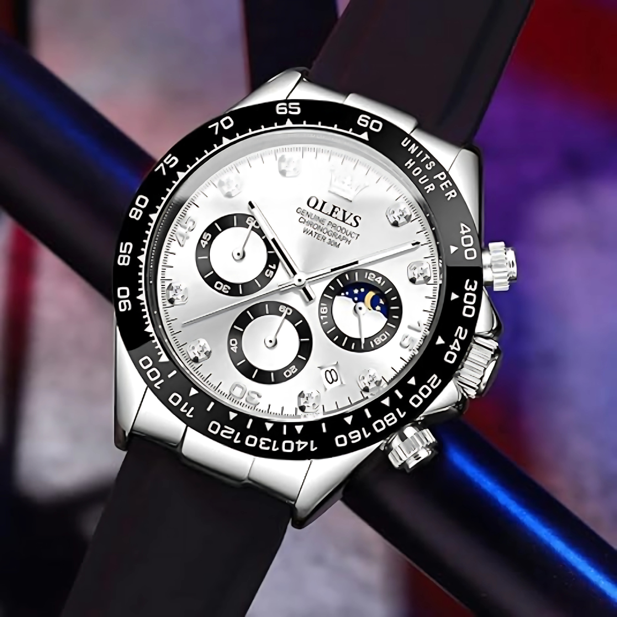 Silberne Uhr mit schwarzem Band. Sie hat ein weißes Zifferblatt, mehrere Zifferblätter und eine schwarze Lünette.