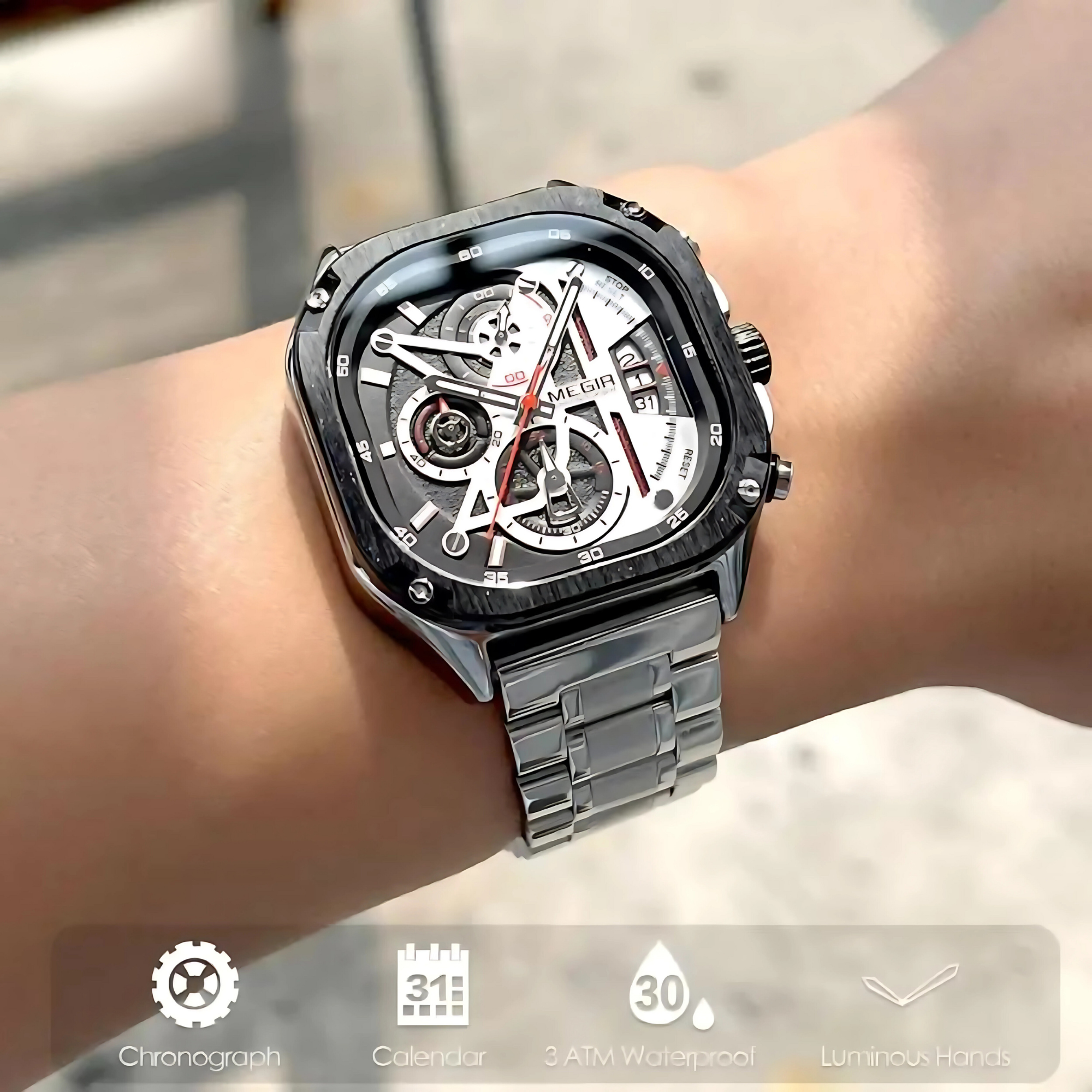 Silberne und schwarze Armbanduhr am Handgelenk, zeigt die Uhrzeit, mit Kalender- und wasserdichten Icons.