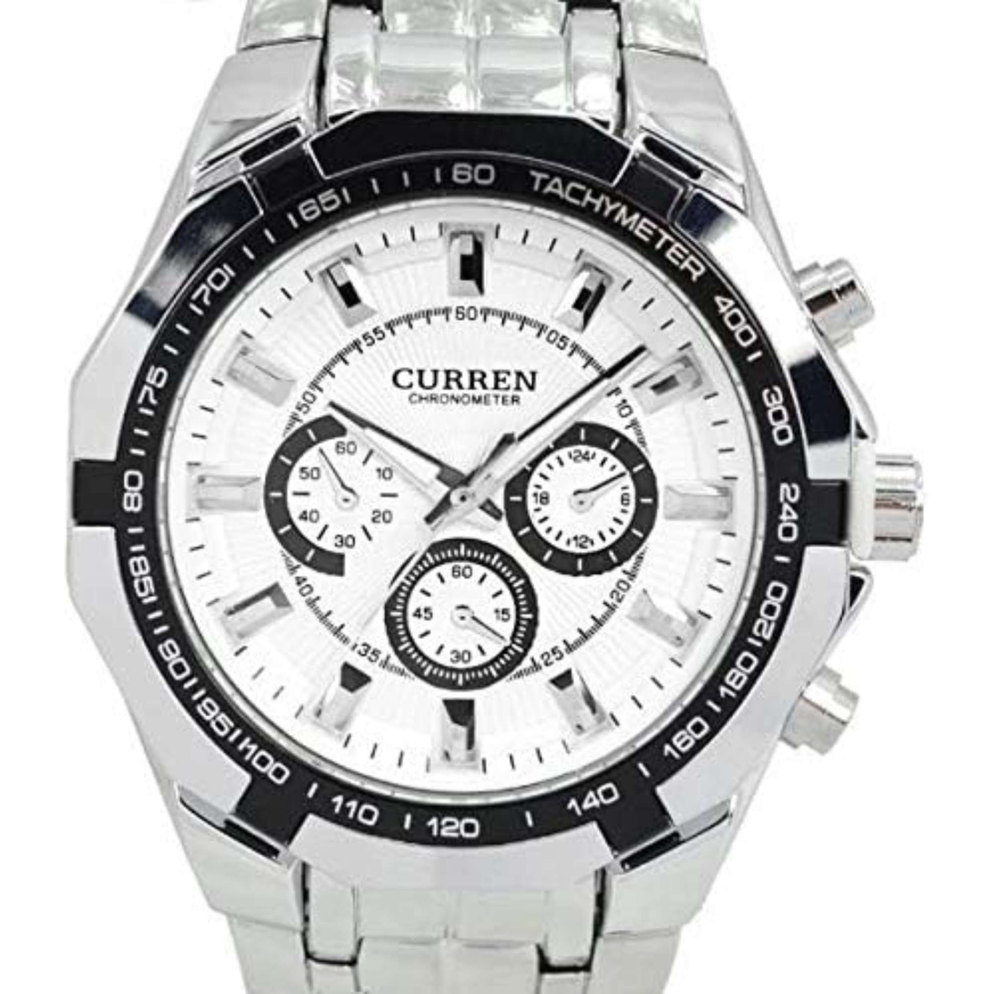 Primer plano de un reloj plateado con esfera blanca, que muestra la hora.