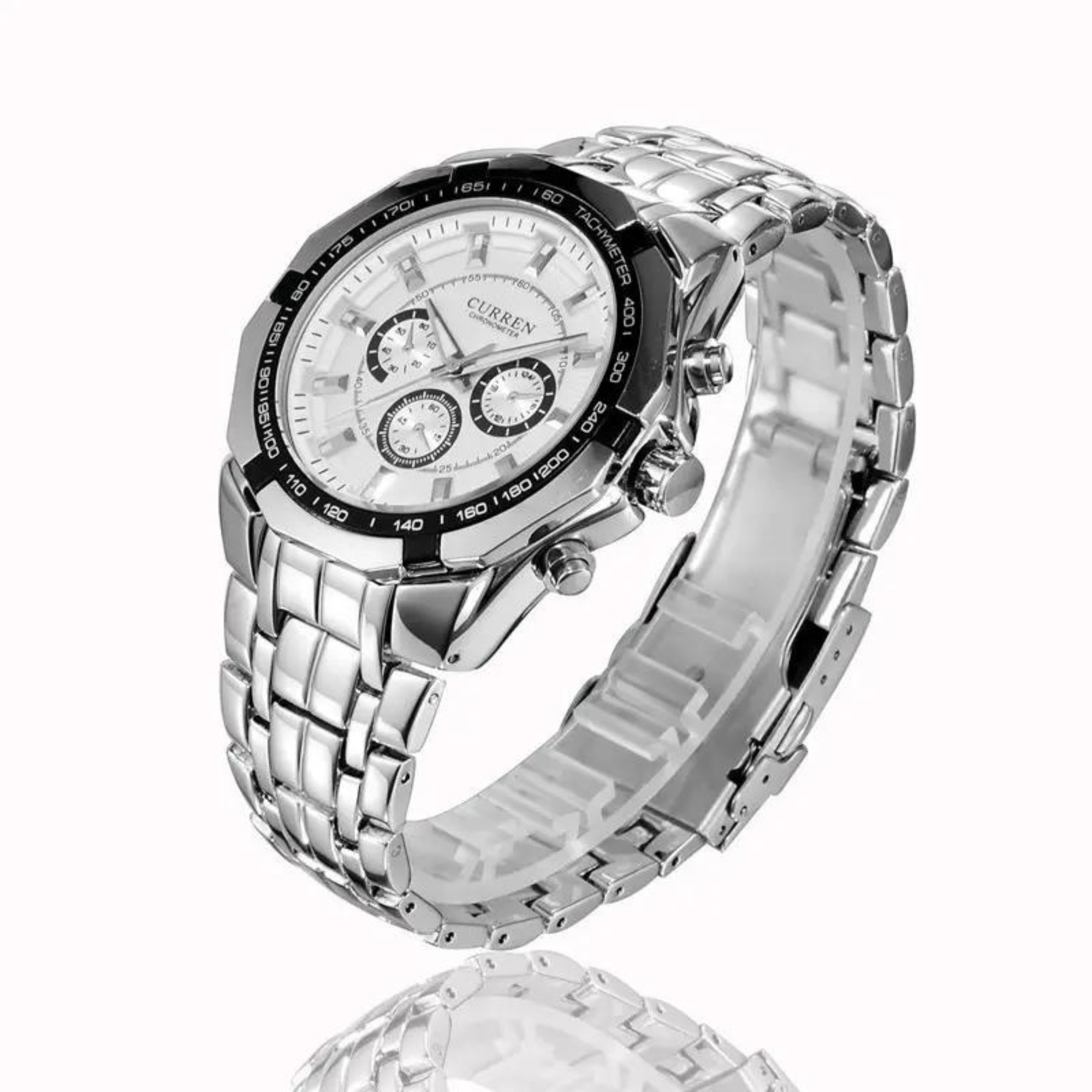 Reloj de pulsera plateado con esfera blanca, bisel negro y correa plateada. Sobre superficie blanca.