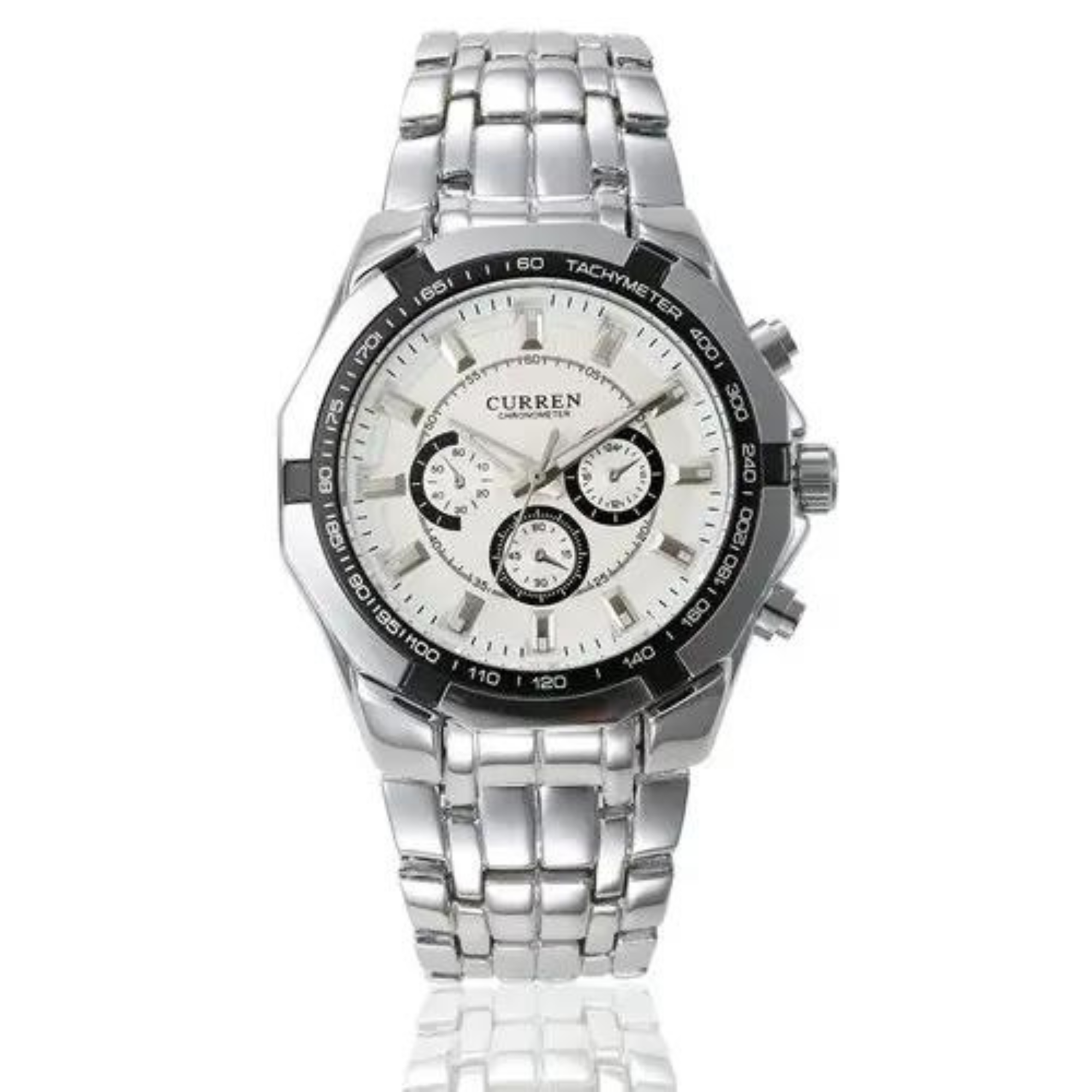 Reloj de pulsera plateado. Esfera blanca con detalles negros y tres subesferas. Correa de metal. Fondo blanco aislado.