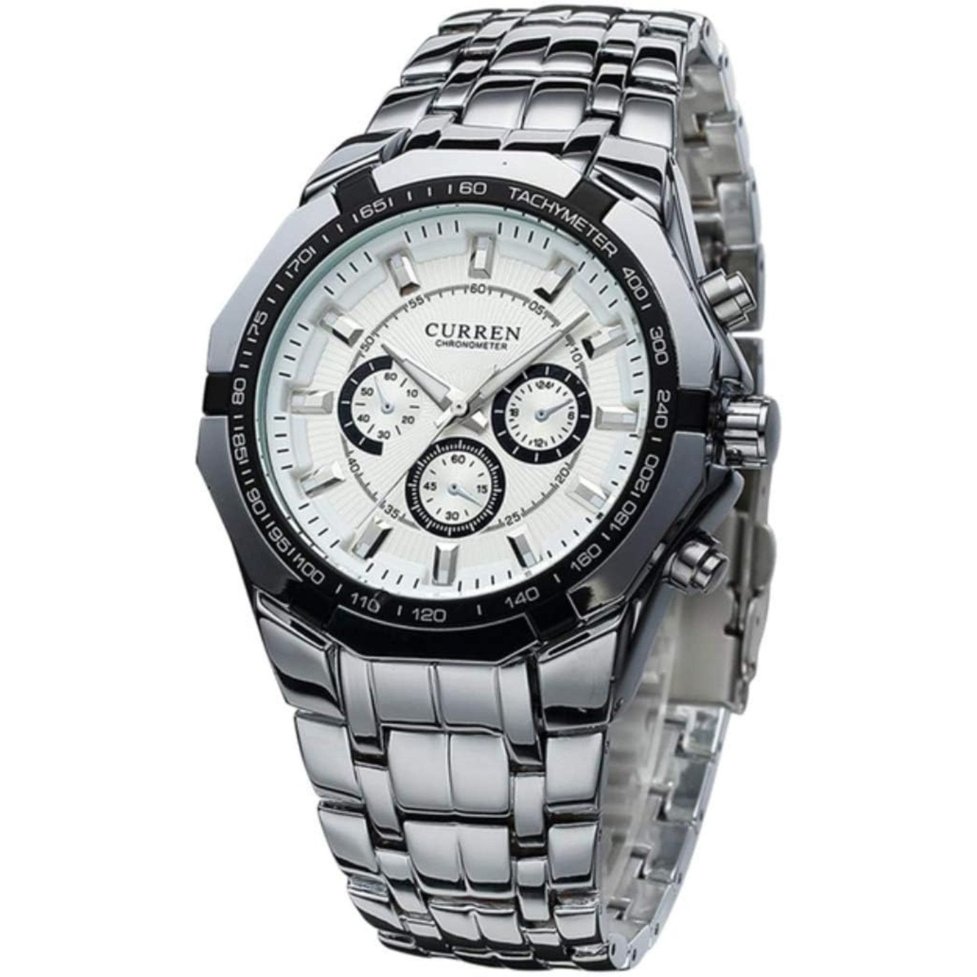 Un reloj de acero inoxidable con una esfera blanca. Tiene varias esferas y una correa de metal.