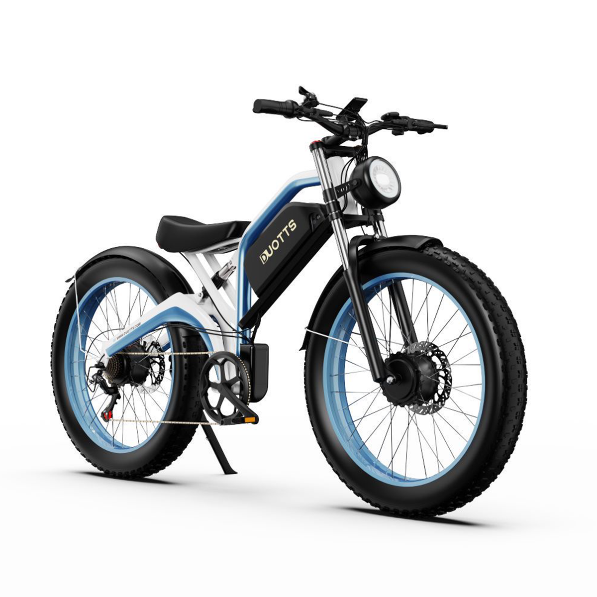 Elektryczny rower z grubymi oponami w czarno-niebieskiej kolorystyce, na białym tle.