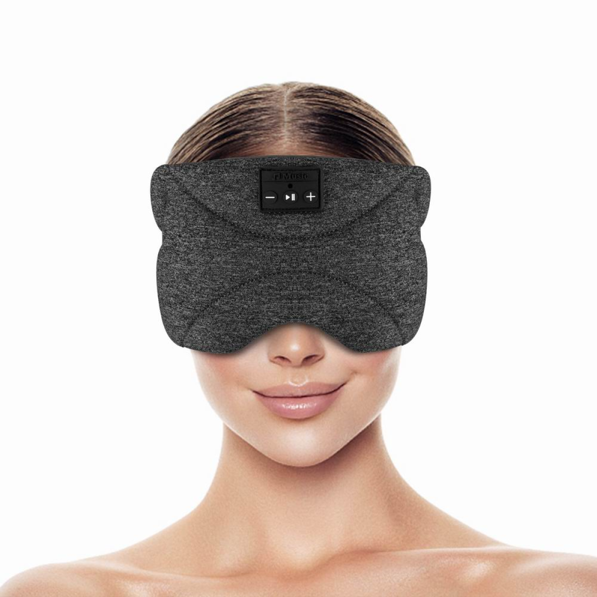 Eine Frau trägt eine graue Schlafmaske mit Bedientasten. Weißer Hintergrund.