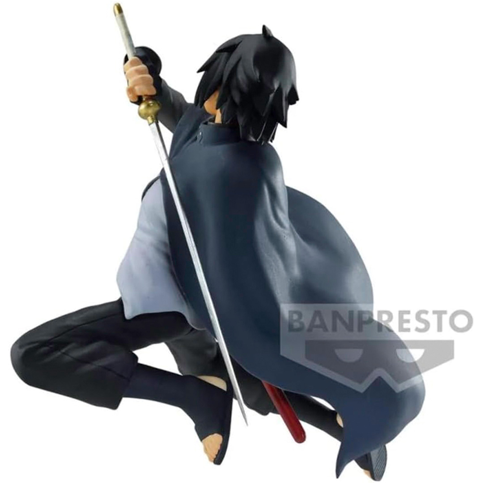 Une figurine de Sasuke Uchiha de Naruto, tenant une épée et dans une pose dynamique, sur fond blanc.