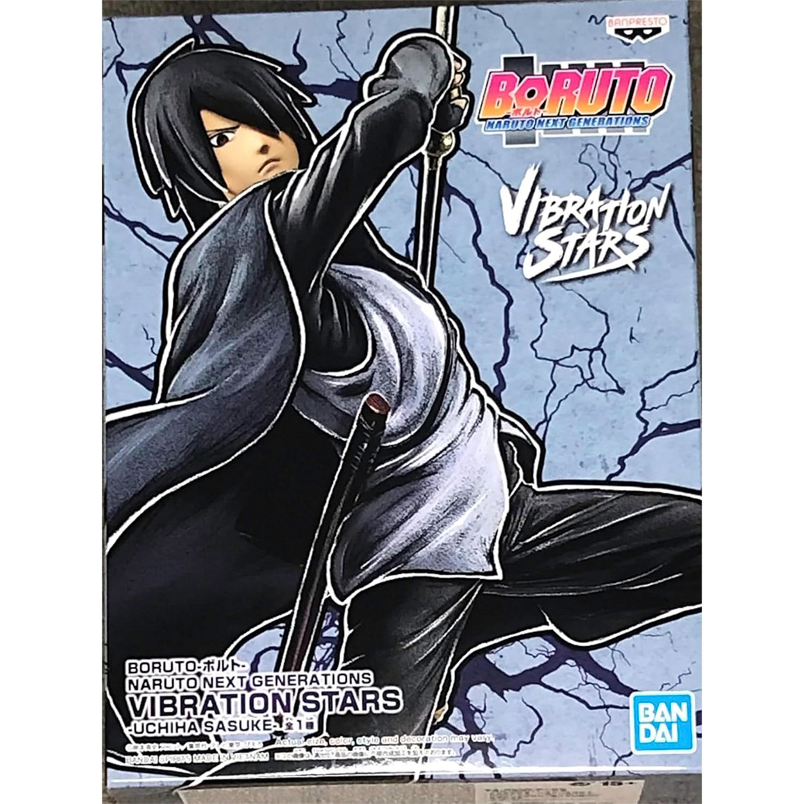 Boîte de Sasuke Uchiha de Boruto. Il tient une épée.