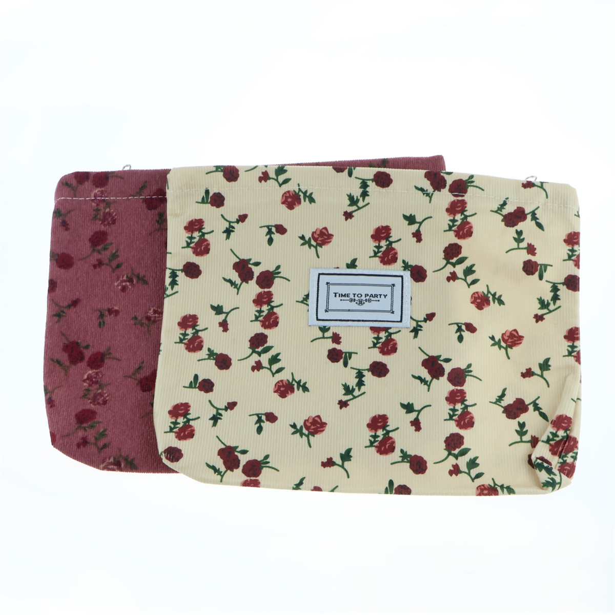 Zwei Stofftaschen mit floralen Mustern. Eine ist weinrot, die andere beige.