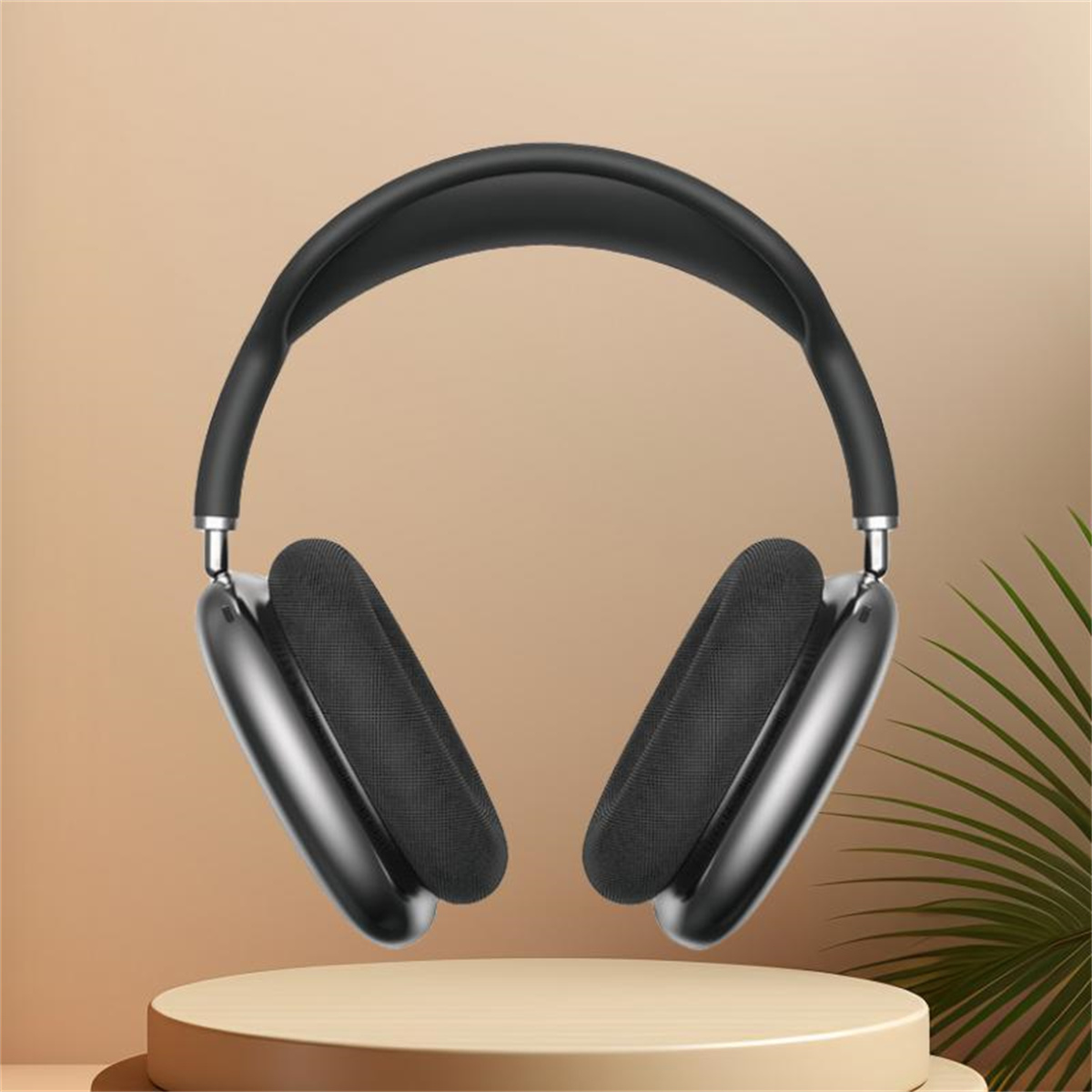 Schwarze Apple AirPods Max Kopfhörer auf einem Ständer vor beigem Hintergrund.