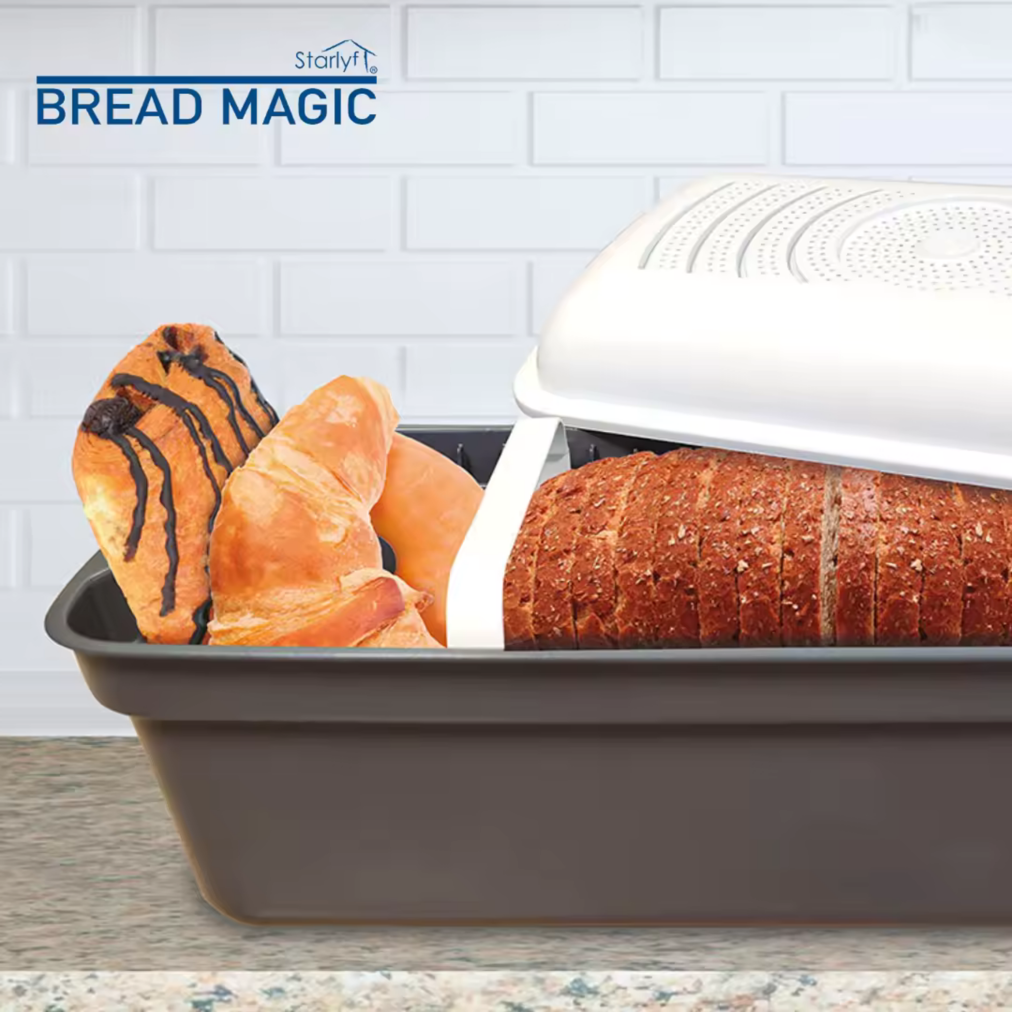 Brot in einer Brotbox. Geschnittenes Brot, Croissants und ein Brötchen. Weißer Ziegelhintergrund.