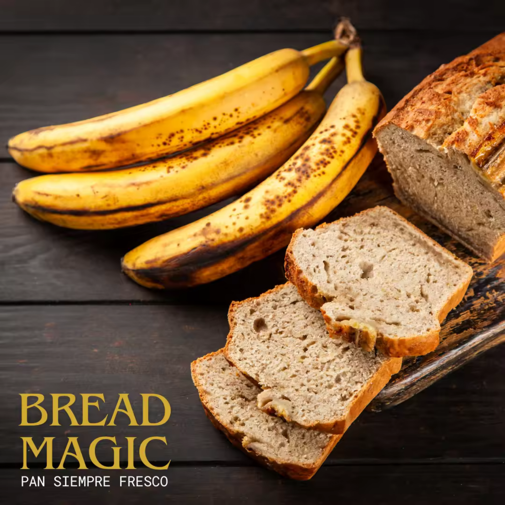 Bananen und geschnittenes Bananenbrot auf einer Holzoberfläche. Der Text lautet 'Bread Magic'.
