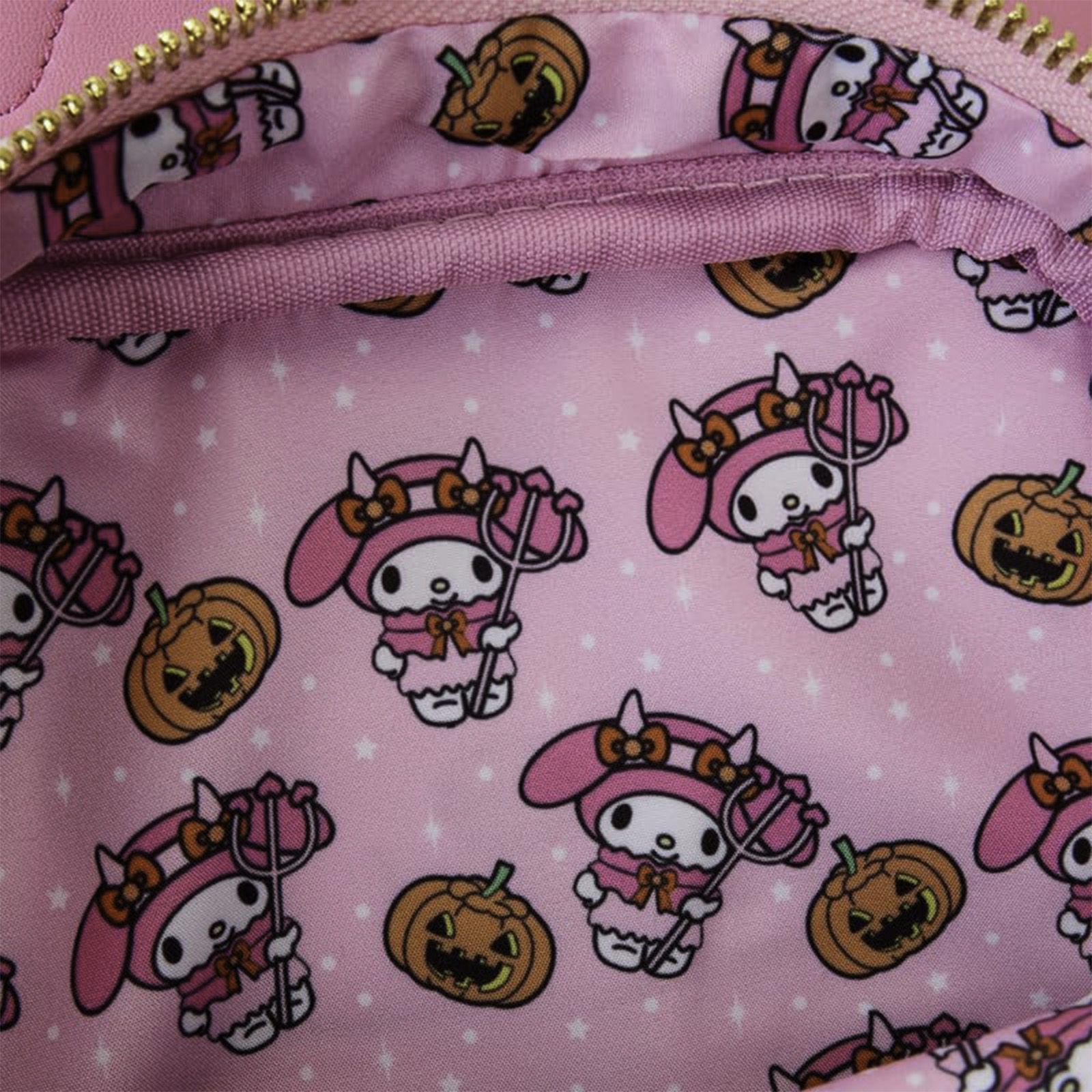 Interior rosa de mochila con My Melody y calabazas. Cremallera rosa arriba.