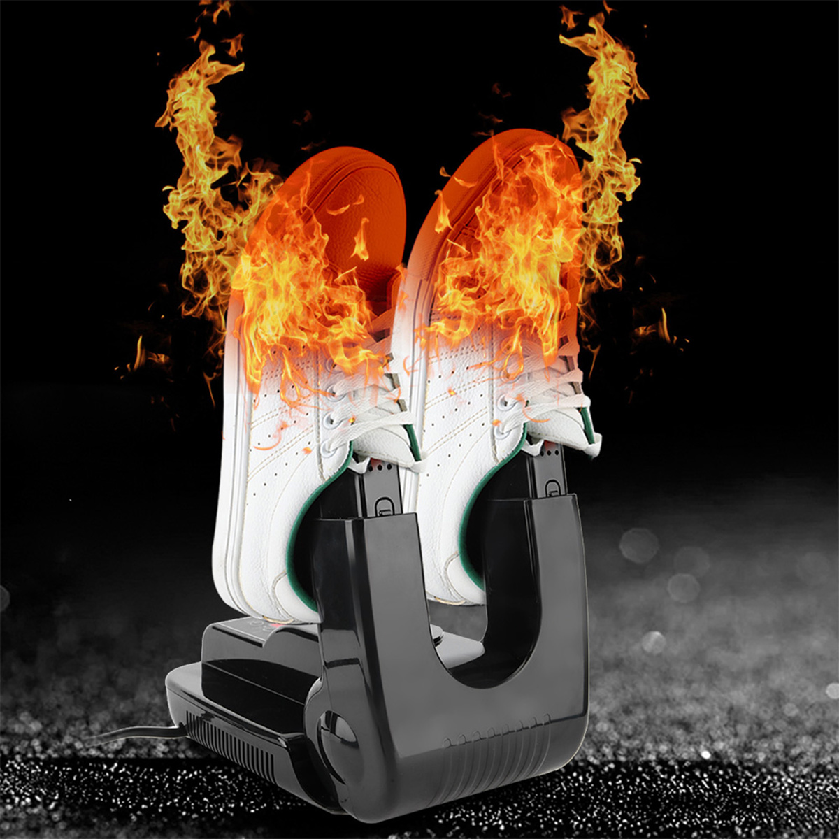 Weiße Turnschuhe werden mit einem Schuhtrockner getrocknet, mit Flammen drumherum.
