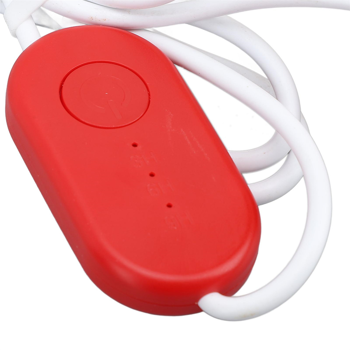 Roter Power-Button mit weißem Kabel. Nahaufnahme. Weißer Hintergrund.