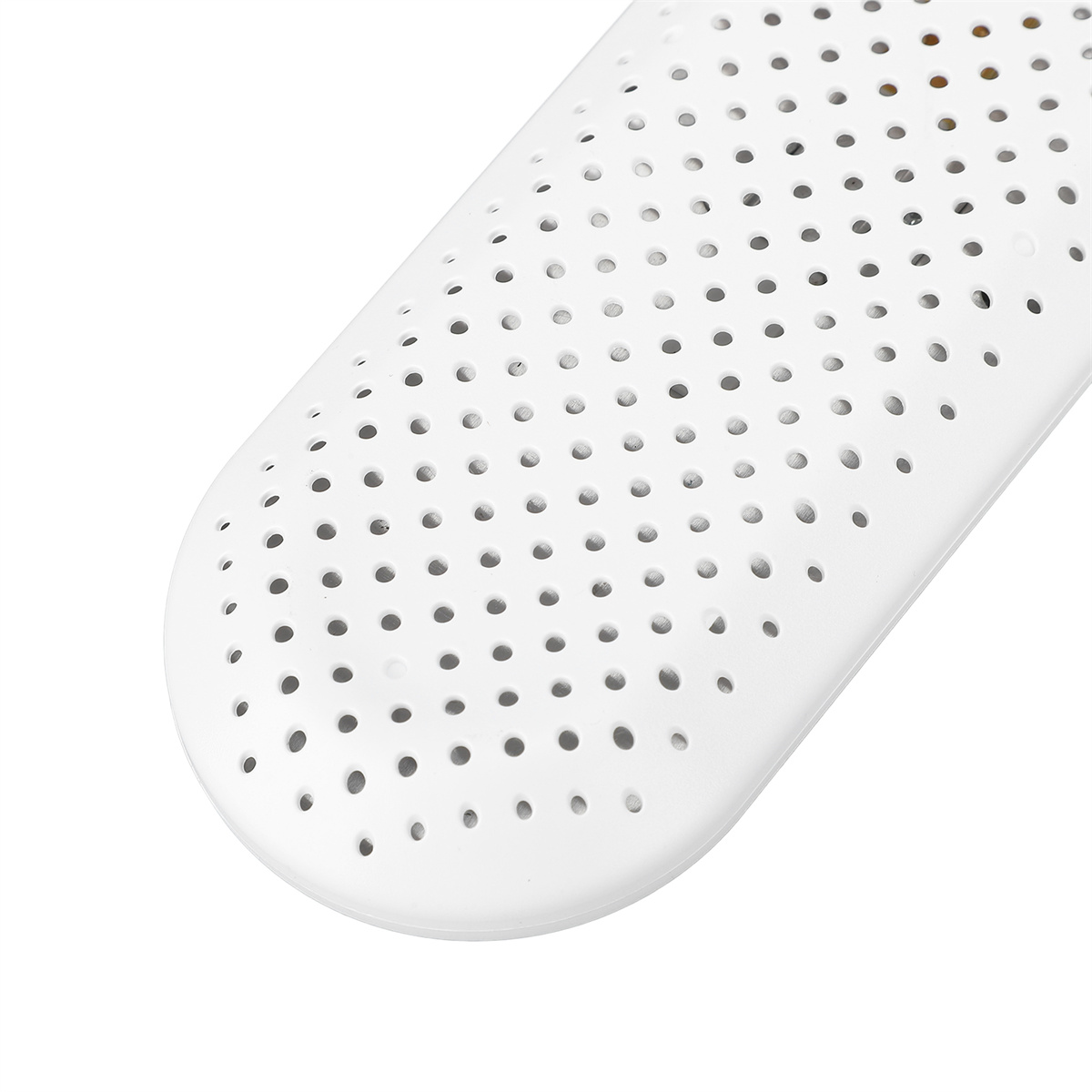 Nahaufnahme eines weißen Schuhtrockners mit kleinen Löchern zur Belüftung.