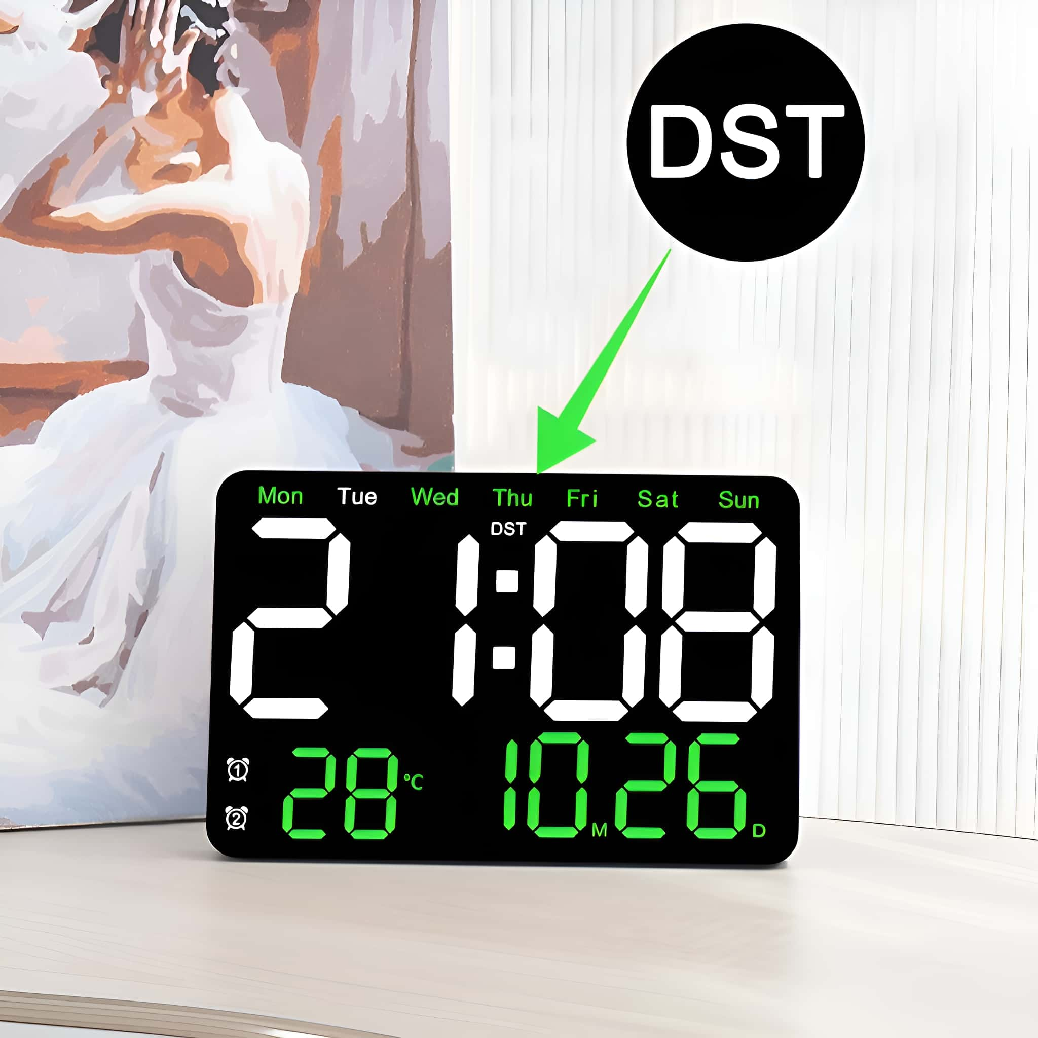 Eine Digitaluhr, die Datum und Uhrzeit anzeigt. Sie zeigt 21:08 und 10.26 auf einer weißen Oberfläche an. DST ist hervorgehoben.