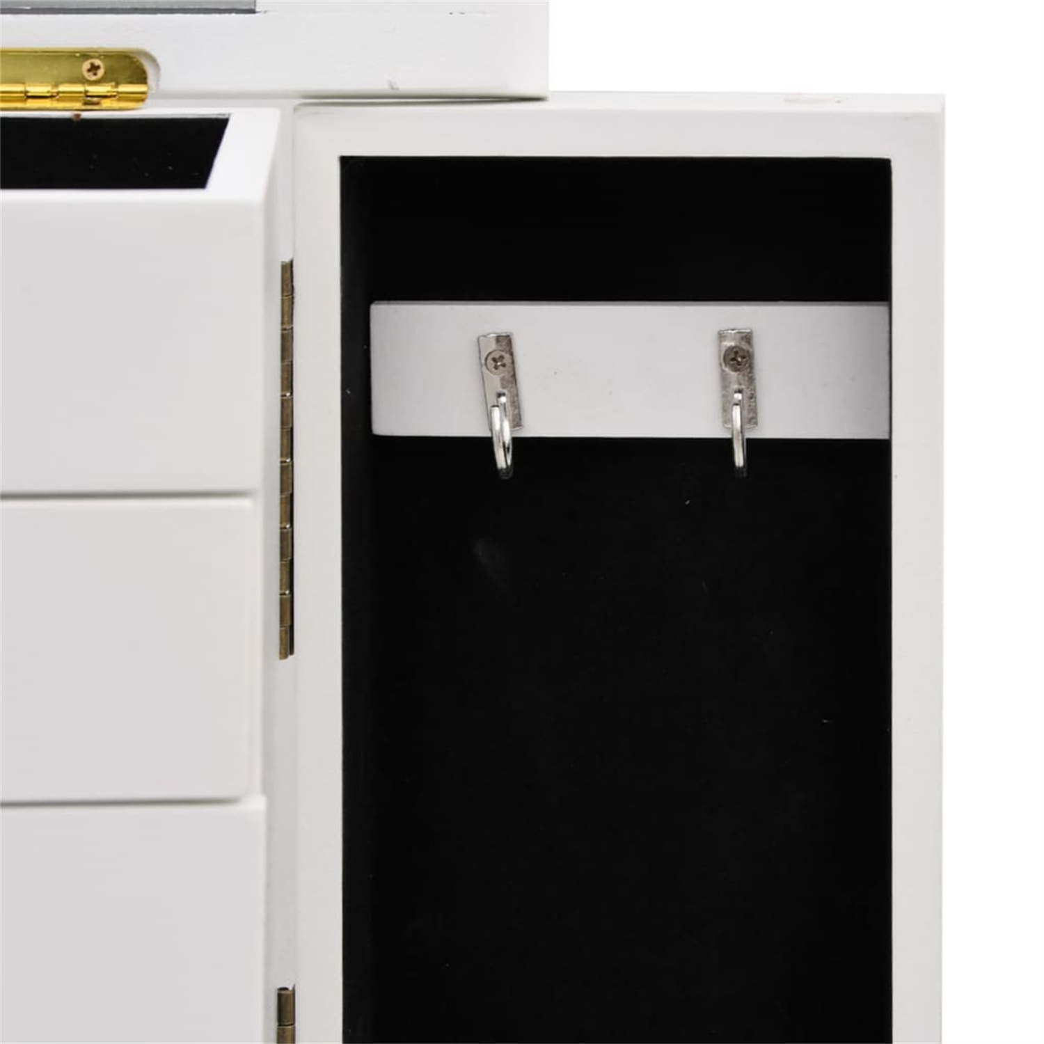 Ein offener, weißer Schmuckschrank mit Haken und schwarzem Innenraum.
