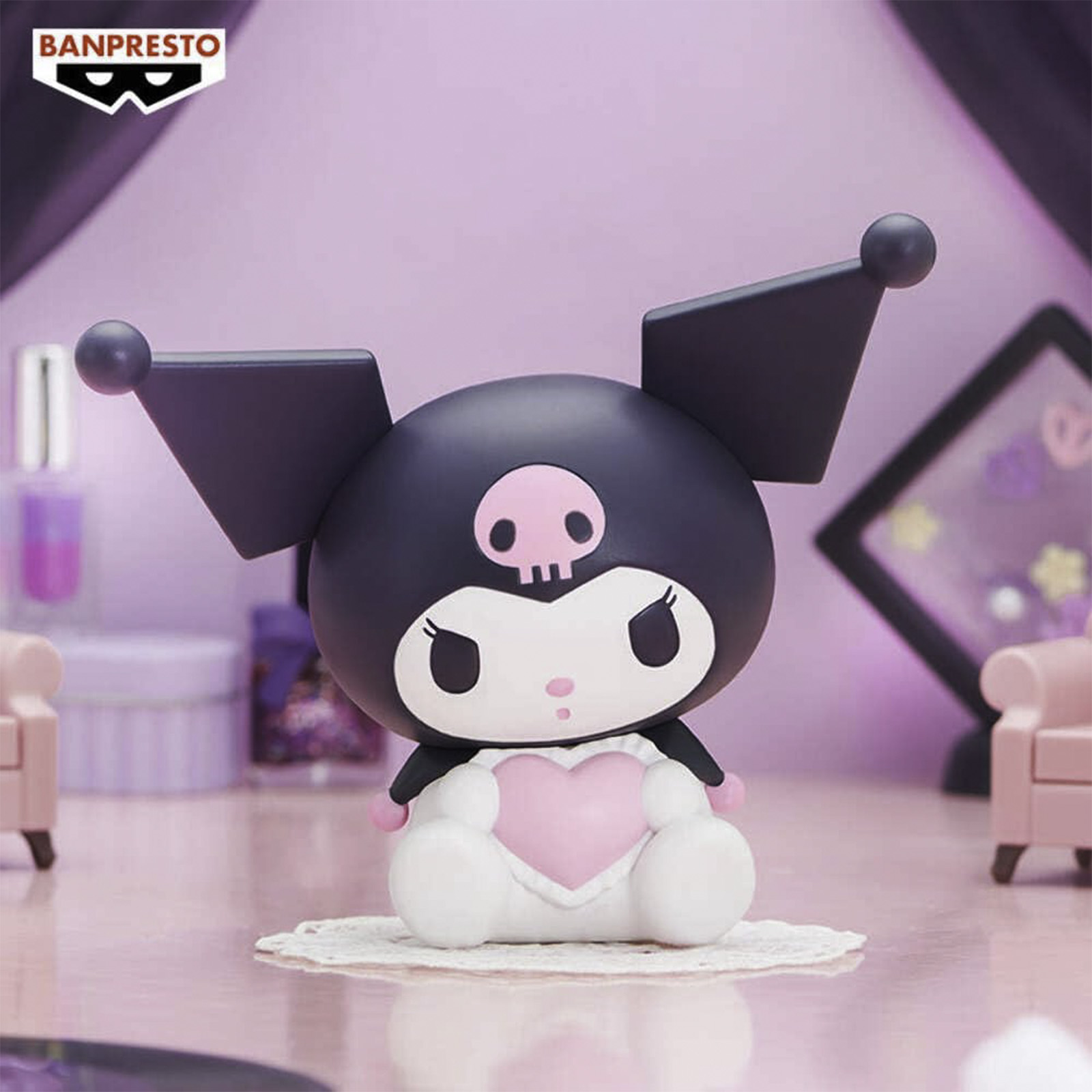 Eine schwarze Kuromi-Figur mit Herz, schwarzen Ohren und einem Totenkopf auf rosa Hintergrund.
