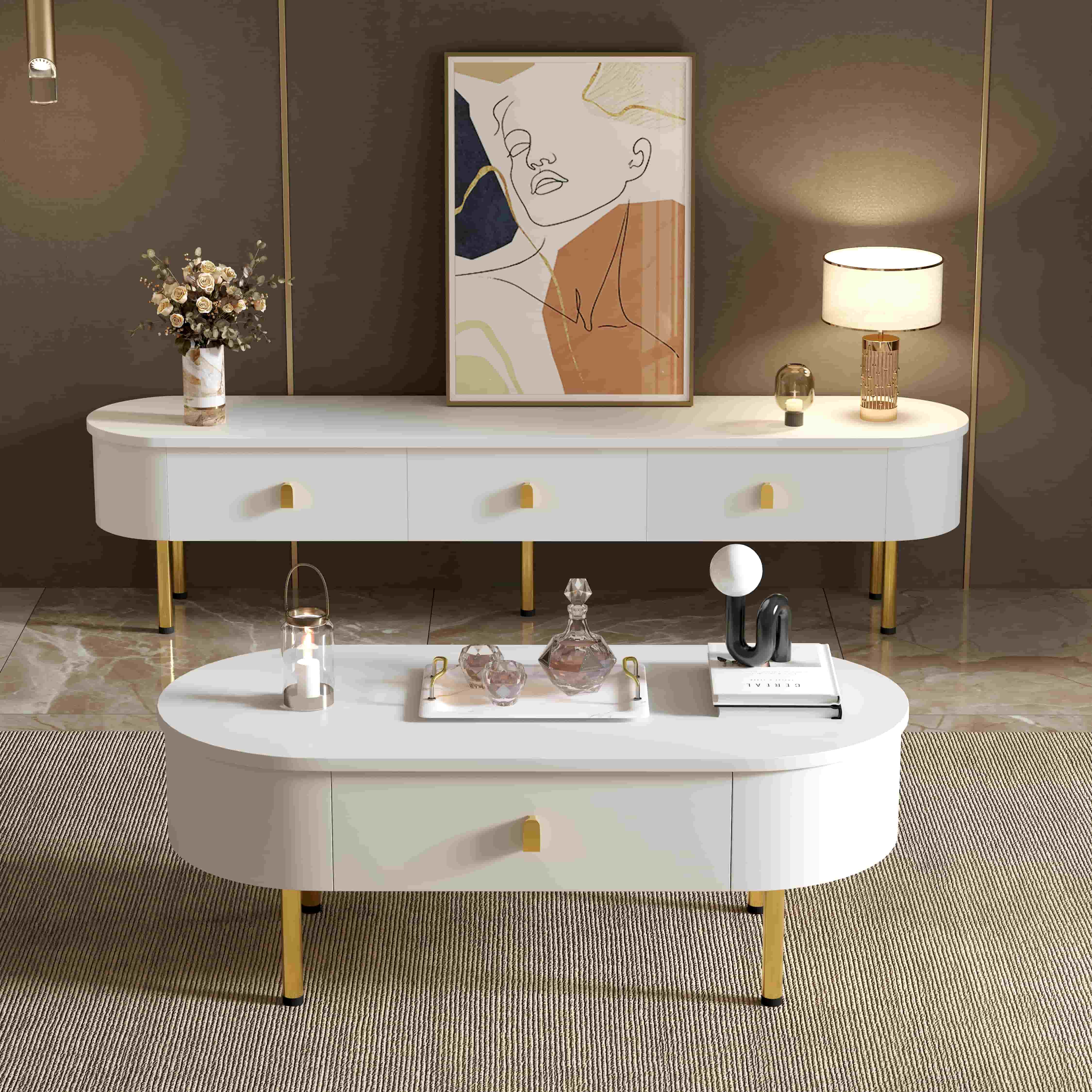 Ein modernes Wohnzimmer-Setup mit weißen Möbeln und goldenen Beinen. Kunstwerke und eine Lampe sind ebenfalls sichtbar.