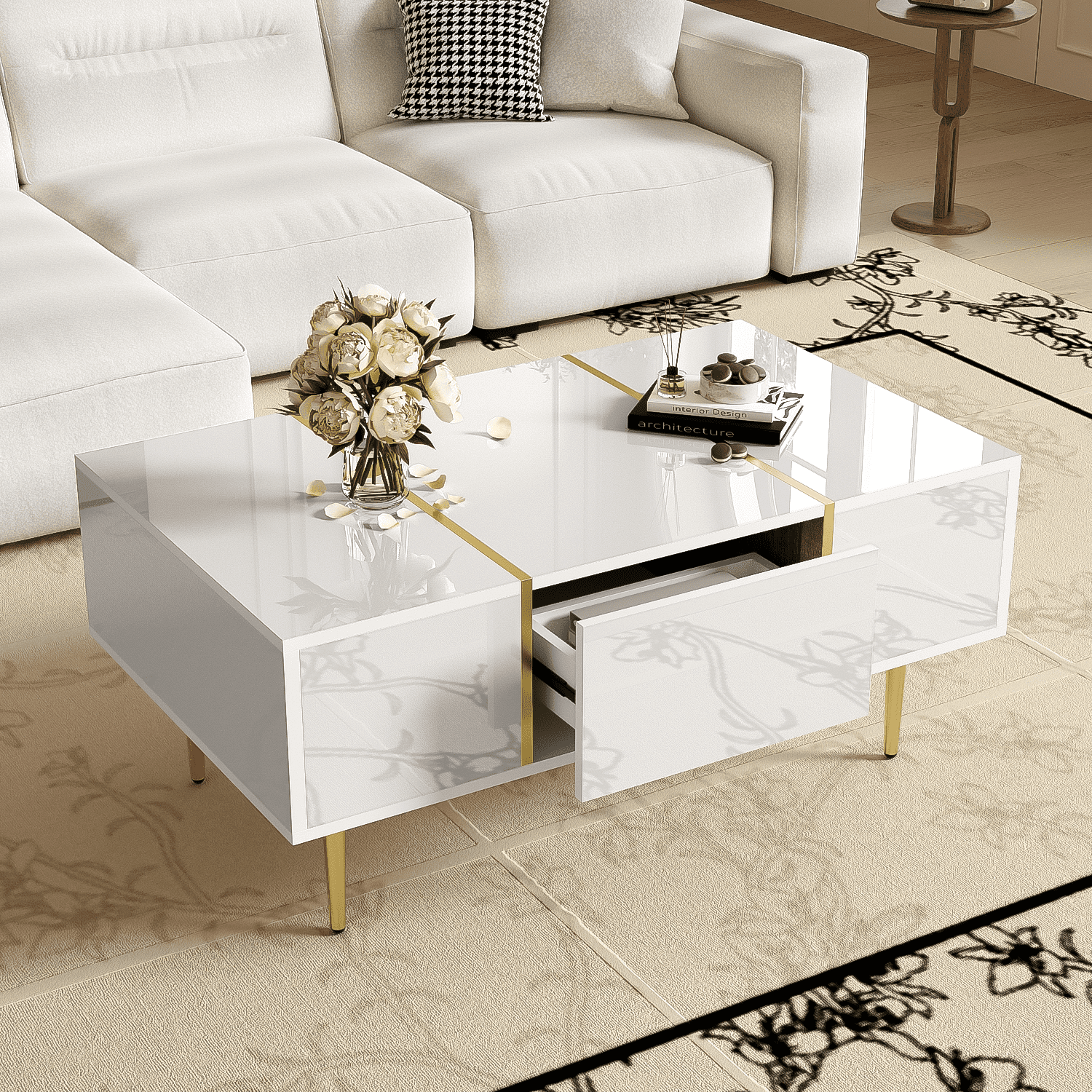 Weißer Couchtisch mit goldenen Akzenten und einer geöffneten Schublade. Hintergrund: weißes Sofa und beiger Teppich.