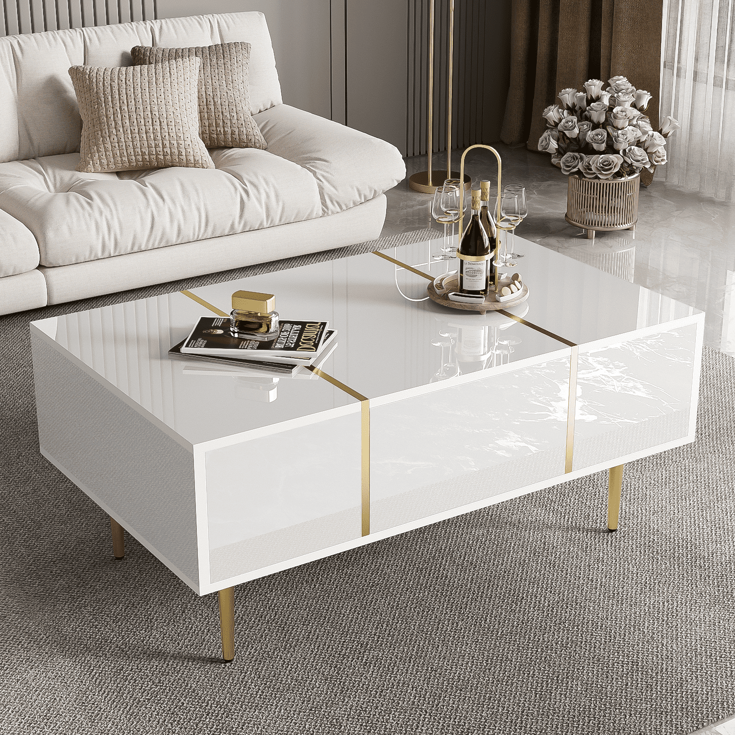 Weißer Couchtisch. Weiße, glänzende Oberfläche, goldfarbene Akzente. Enthält Zeitschriften und ein Tablett. Neutrales Interieur.