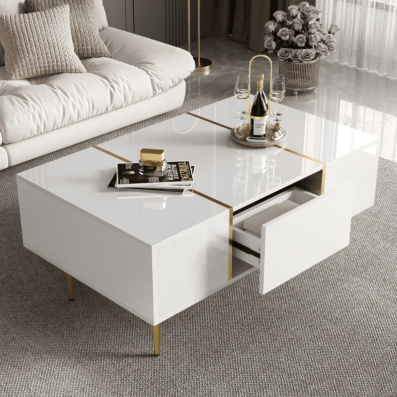 Weißer, glänzender Couchtisch mit goldenen Akzenten, offene Schublade. Weinflasche und Gläser oben. Beiges Sofa im Hintergrund.