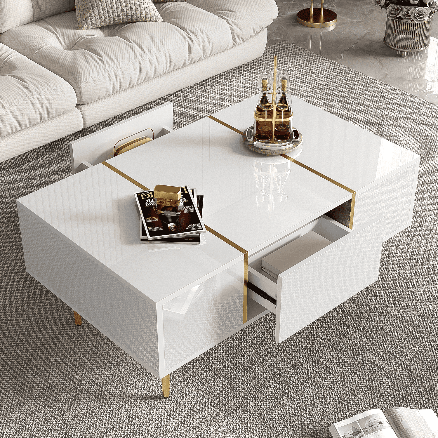 Ein weißer, glänzender Couchtisch mit goldenen Akzenten, Schubladen und einer Zeitschrift auf einem hellgrauen Teppich.